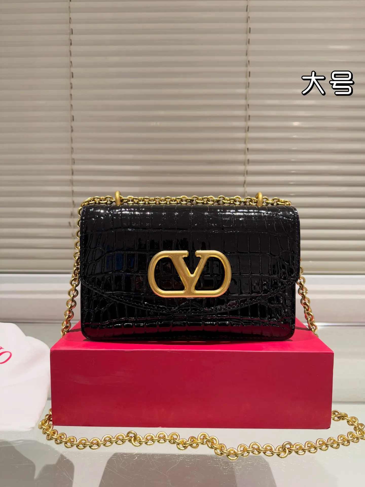 Large P340 Folding Box ⚠️Size 24.15 Valentino Chain Bag Overflowing with a sense of luxury. This look is very versatile. No matter how you carry it, there is no pressure. Which girl can refuse such a beautiful bag?