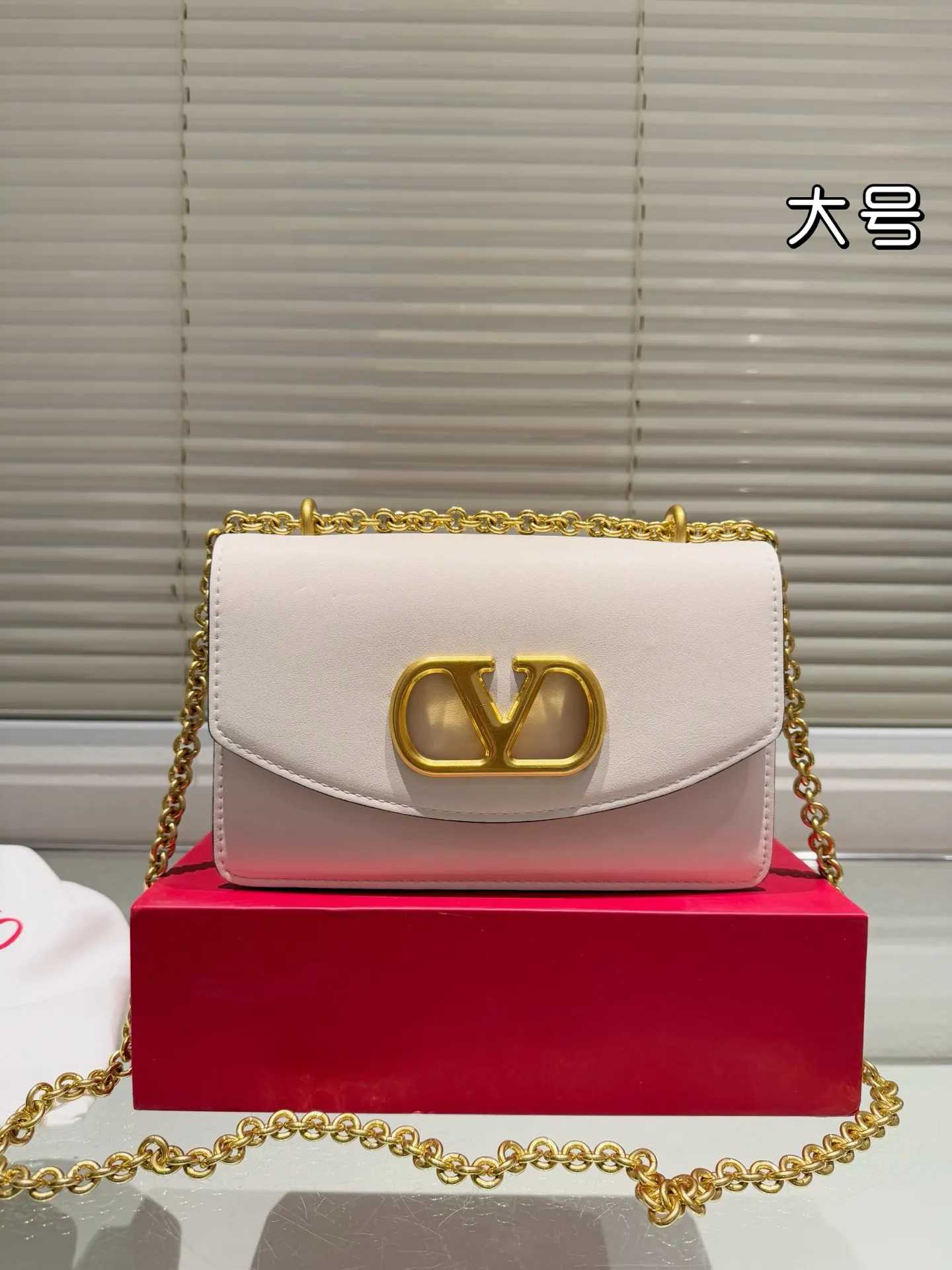 Large P340 Folding Box ⚠️Size 24.15 Valentino Chain Bag Overflowing with a sense of luxury. This look is very versatile. No matter how you carry it, there is no pressure. Which girl can refuse such a beautiful bag?