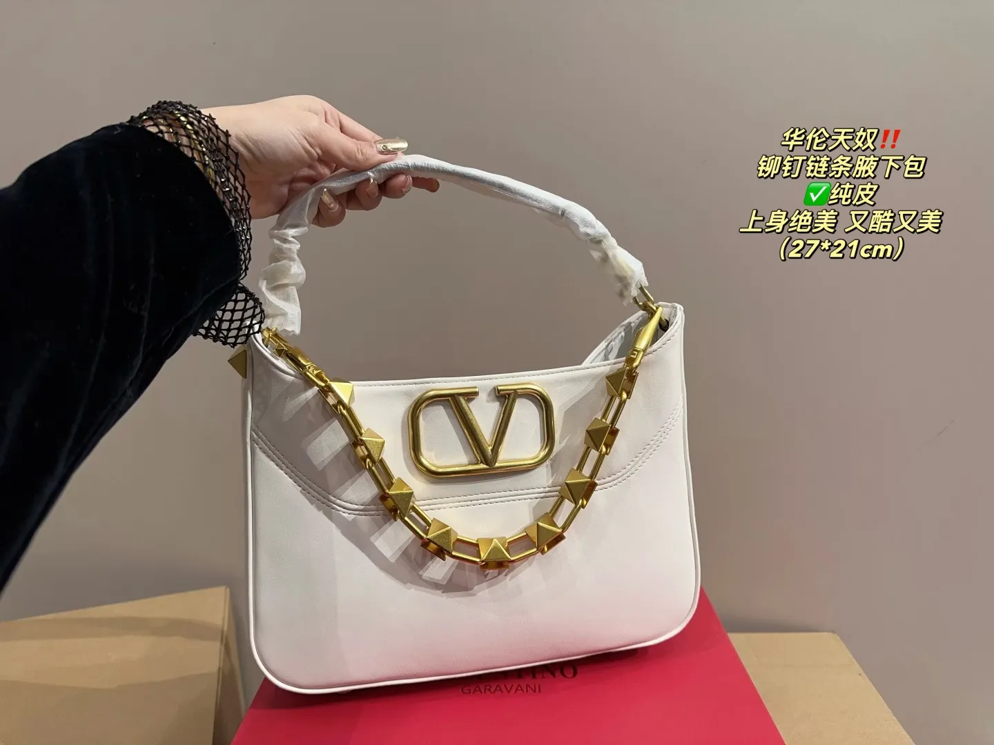 ✅Pure leather P400 with folding box⚠️Size 27.21 Valentino rivet chain armpit bag. The texture is so beautiful. The upper body is really too textured. Don’t be too attractive when shopping in daily life.