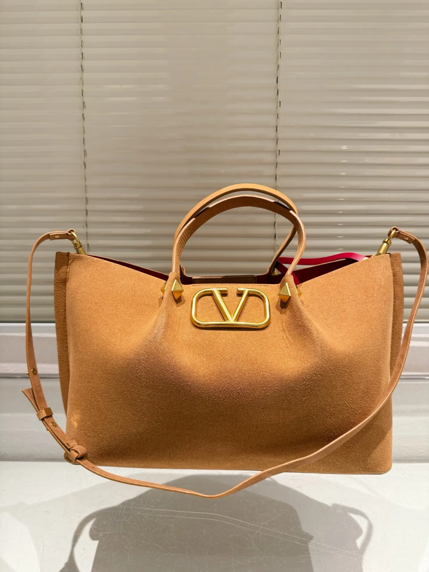 P390⚠️Suede size 37.24 Valentino handbag can be worn across the body. It has a retro feel. It is high-end yet elegant. It has a great sense of atmosphere. It can be worn for commuting, leisure and dating.