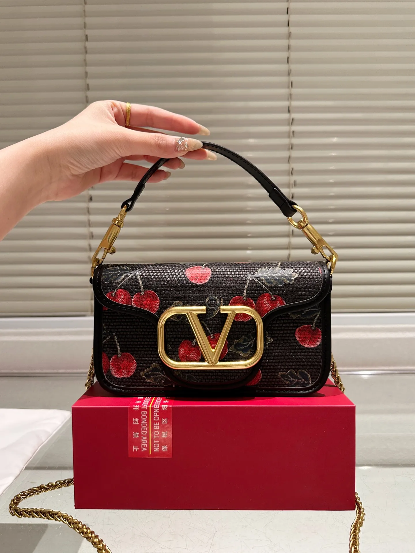 Small P350 folding box ⚠️Size 20.10 Valentino Loco shoulder bag has a high-end feel. This look is very versatile. No matter how you carry it, there is no pressure. Which girl can refuse such a beautiful bag?