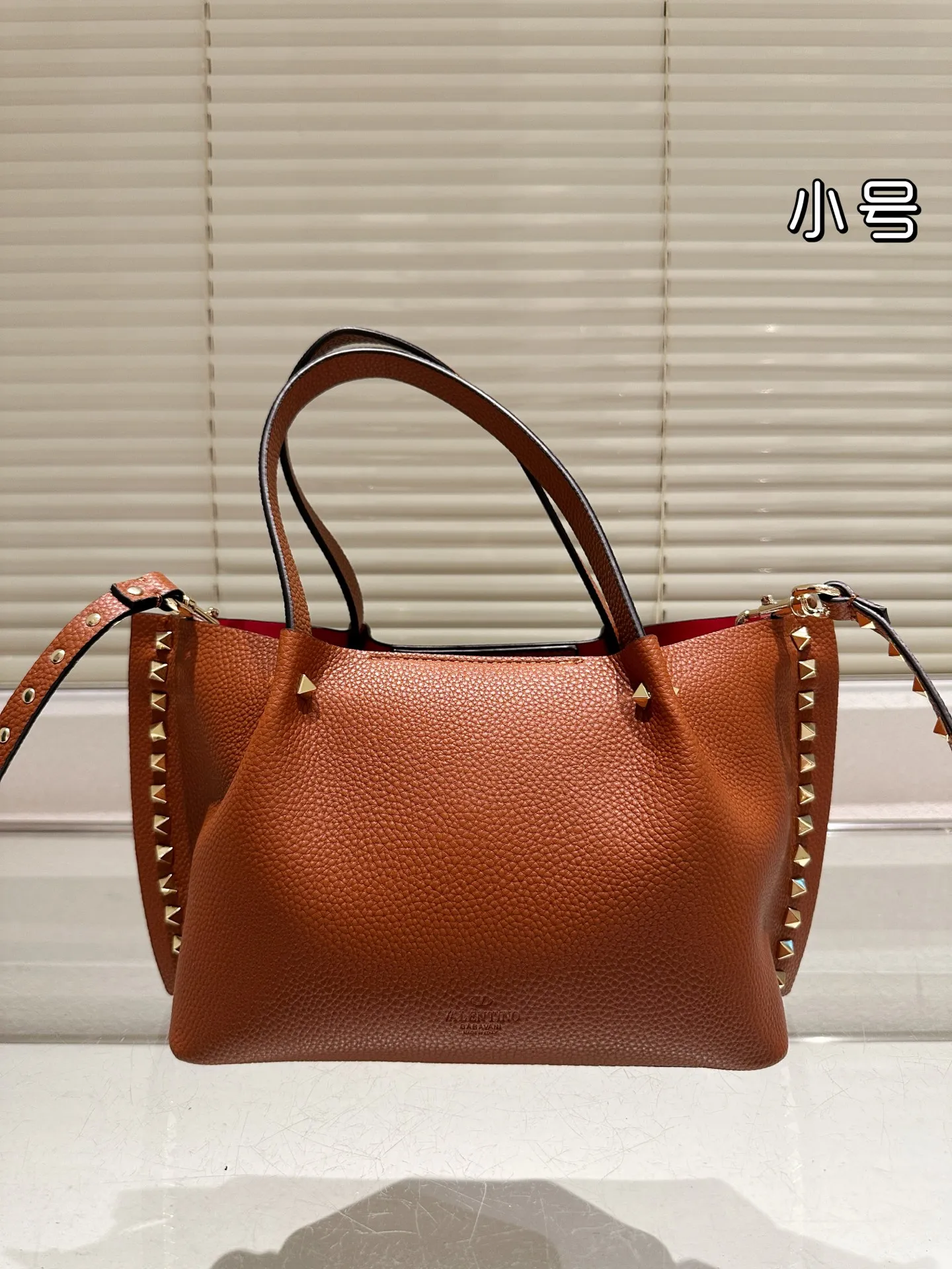 P410⚠️Size 24.17 Valentino handbag can be worn cross-body. It has a retro feel. It is high-end yet elegant. It has a great sense of atmosphere. It can be worn for commuting, leisure and dating.