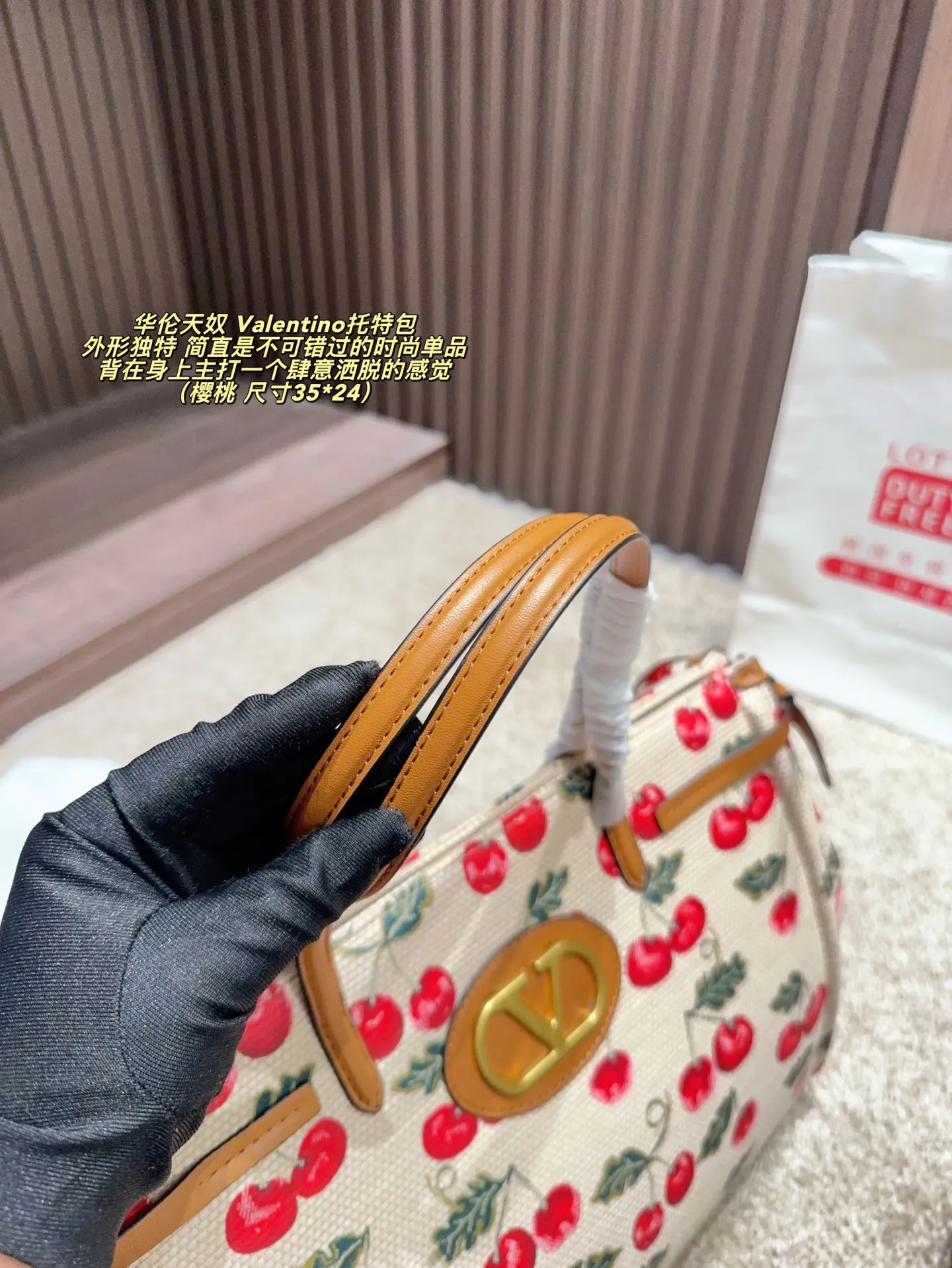 Cherry p480 without box ⚠️ size 35*24 p420 without box ⚠️ size 35*24 Valentino Tote bag has unlimited charm and unleashes your fashion attitude. It has a unique appearance and many lovely colors to choose from. It is a fashion item not to be missed. It is different from the softness of canvas bags. It gives a free and easy feeling when carried on the body. It is super textured and is loved by fashionistas.