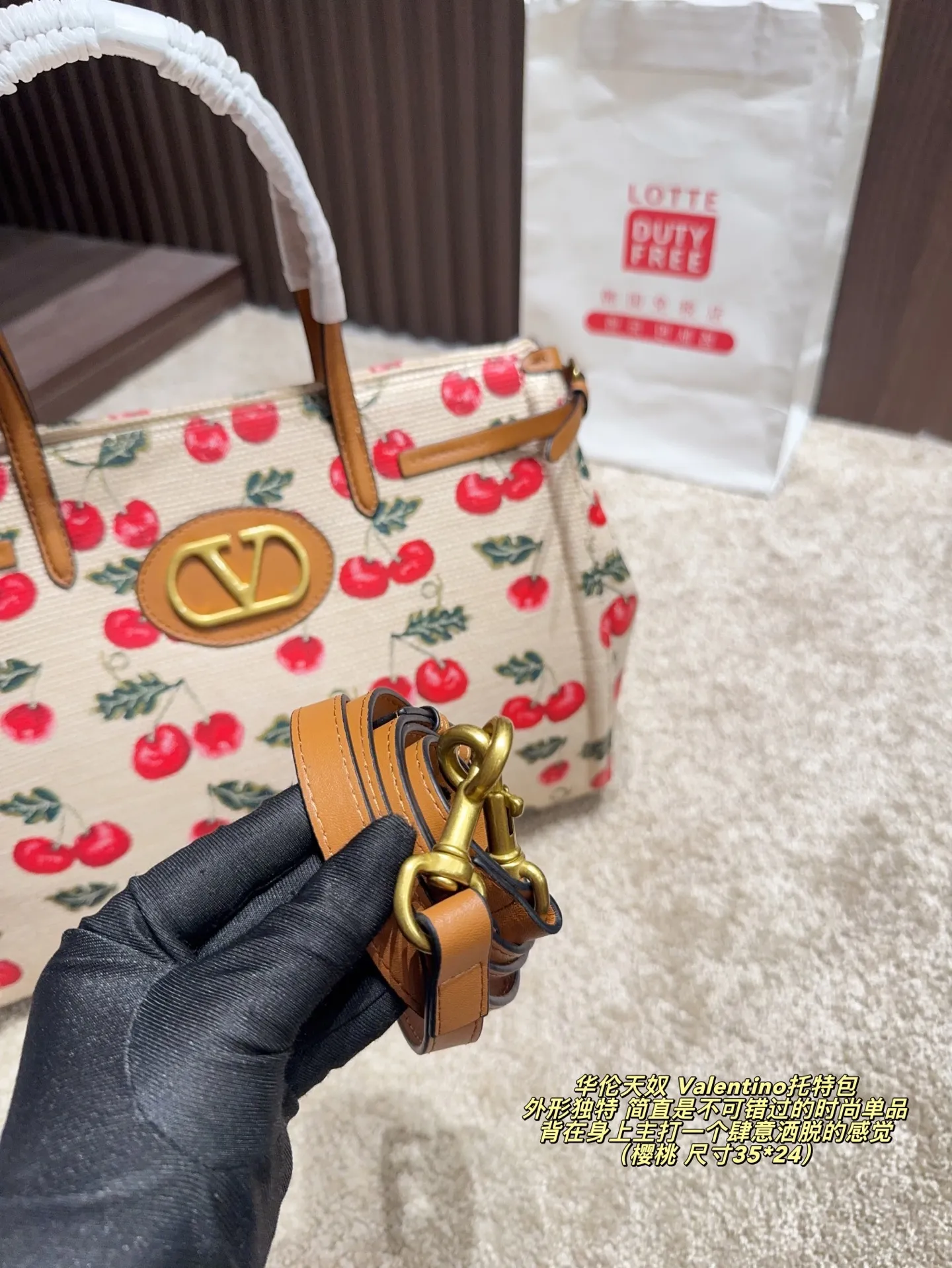 Cherry p480 without box ⚠️ size 35*24 p420 without box ⚠️ size 35*24 Valentino Tote bag has unlimited charm and unleashes your fashion attitude. It has a unique appearance and many lovely colors to choose from. It is a fashion item not to be missed. It is different from the softness of canvas bags. It gives a free and easy feeling when carried on the body. It is super textured and is loved by fashionistas.