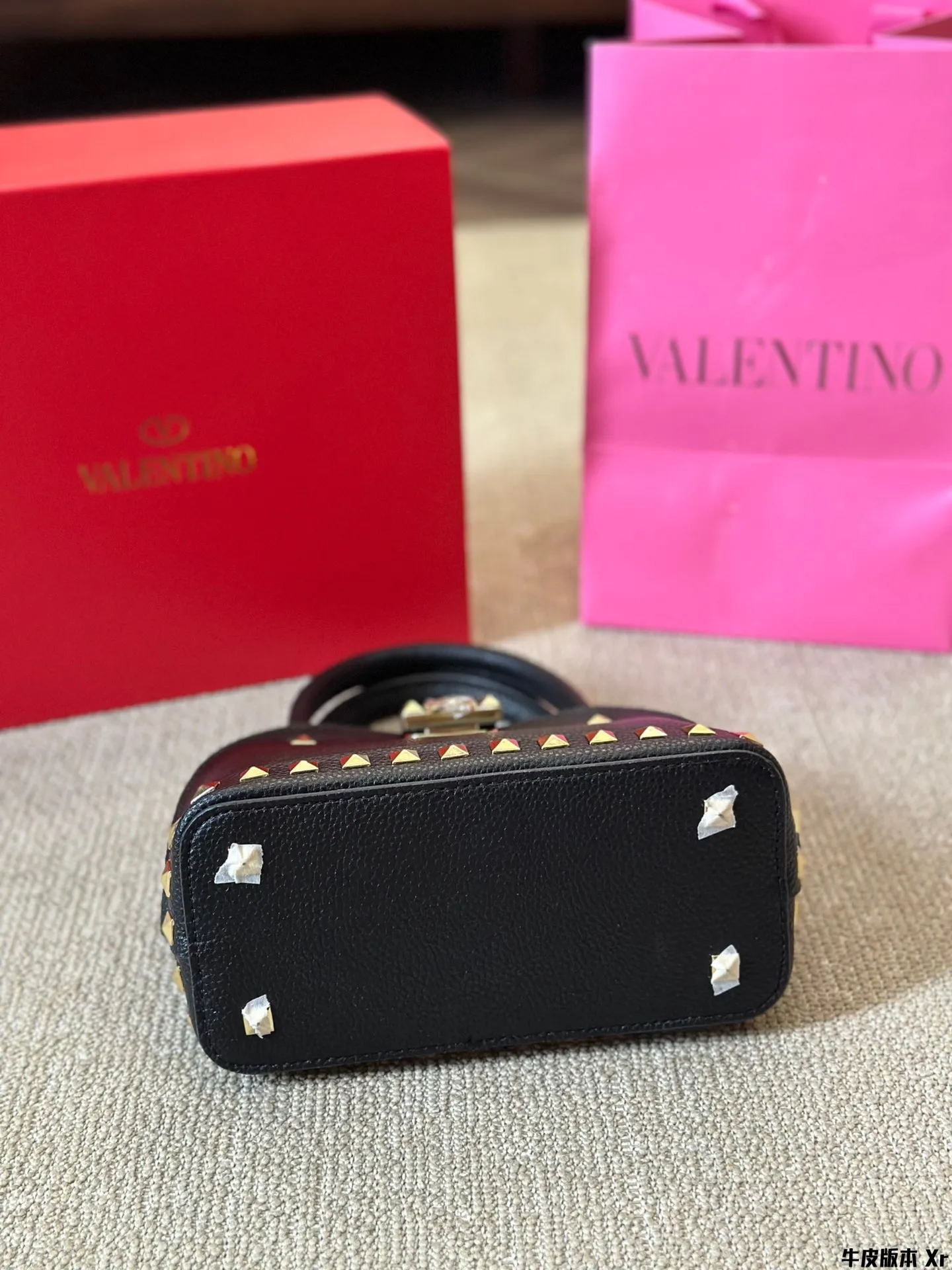 Cowhide version p370 VALENTINO Valentino women's Loco calfskin handbag crossbody bag new Rockstud Alcove accessories series iconic vlogo Signature avant-garde shape creates a unique and attractive charm. Folding gift box packaging size 22 16cm