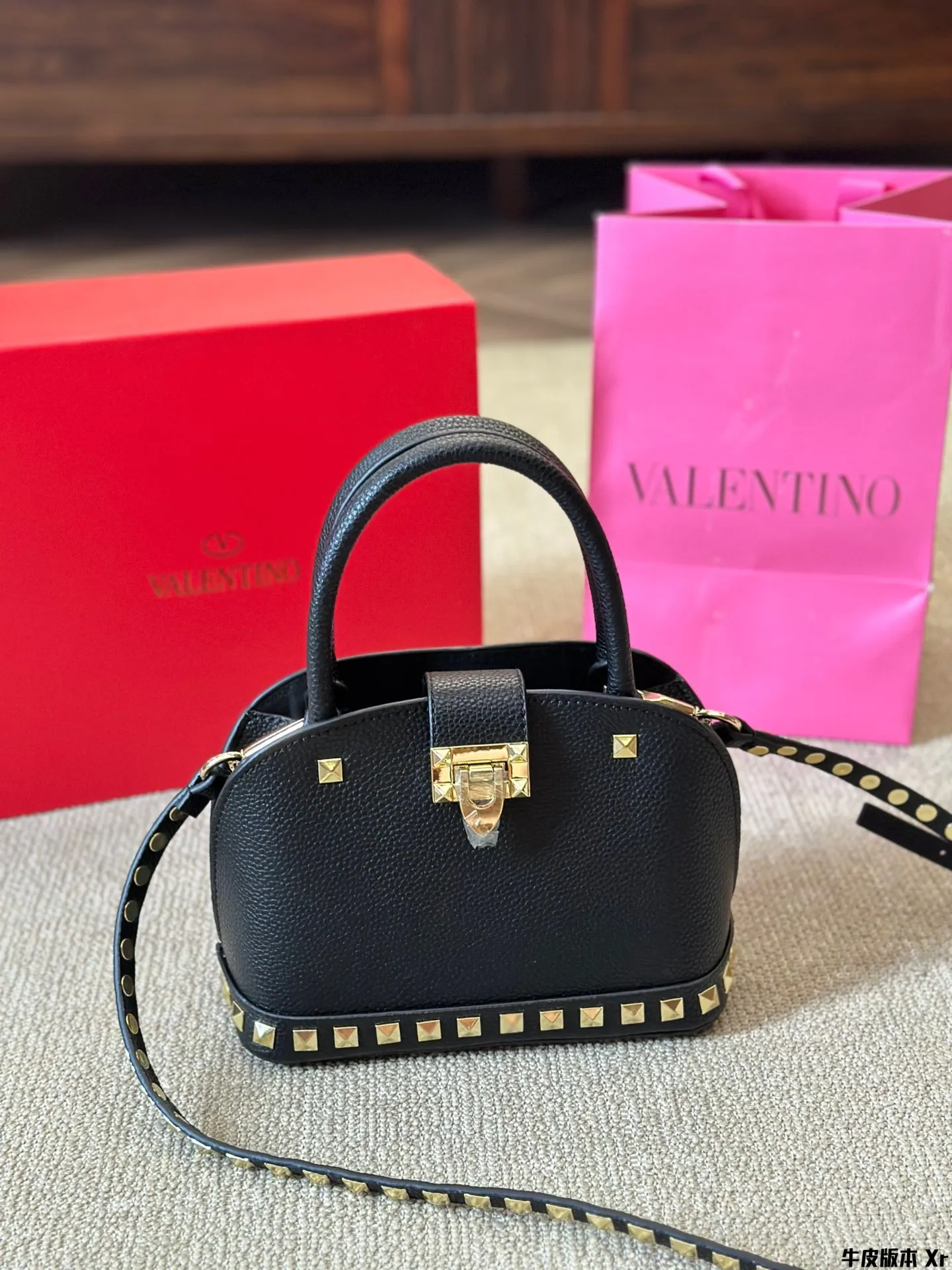 Cowhide version p370 VALENTINO Valentino women's Loco calfskin handbag crossbody bag new Rockstud Alcove accessories series iconic vlogo Signature avant-garde shape creates a unique and attractive charm. Folding gift box packaging size 22 16cm