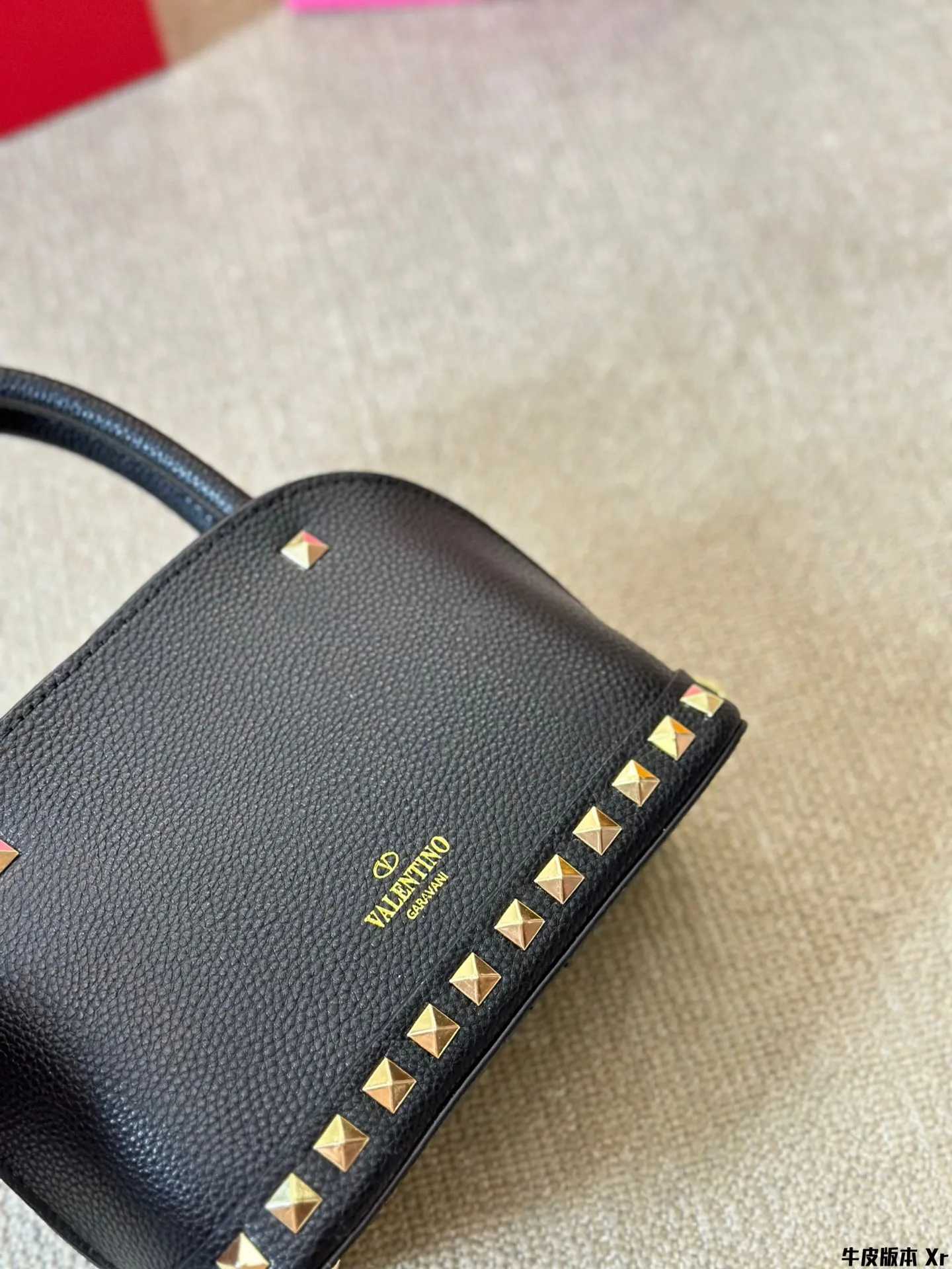 Cowhide version p370 VALENTINO Valentino women's Loco calfskin handbag crossbody bag new Rockstud Alcove accessories series iconic vlogo Signature avant-garde shape creates a unique and attractive charm. Folding gift box packaging size 22 16cm