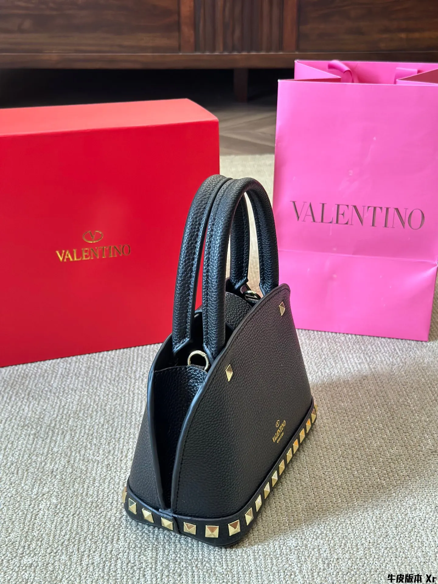 Cowhide version p370 VALENTINO Valentino women's Loco calfskin handbag crossbody bag new Rockstud Alcove accessories series iconic vlogo Signature avant-garde shape creates a unique and attractive charm. Folding gift box packaging size 22 16cm