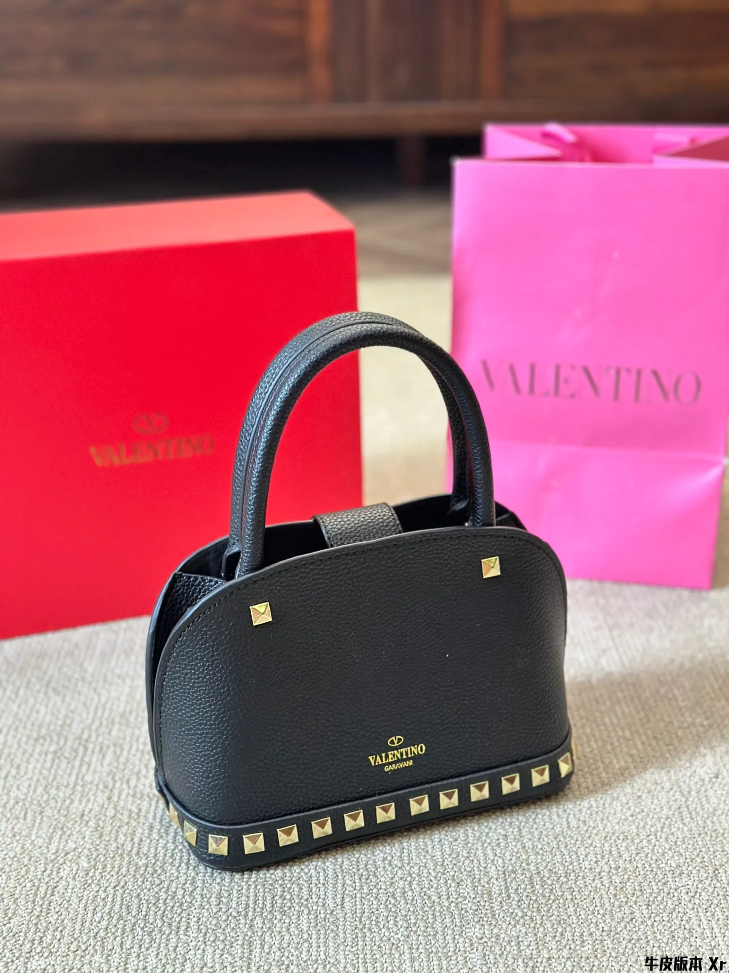 Cowhide version p370 VALENTINO Valentino women's Loco calfskin handbag crossbody bag new Rockstud Alcove accessories series iconic vlogo Signature avant-garde shape creates a unique and attractive charm. Folding gift box packaging size 22 16cm