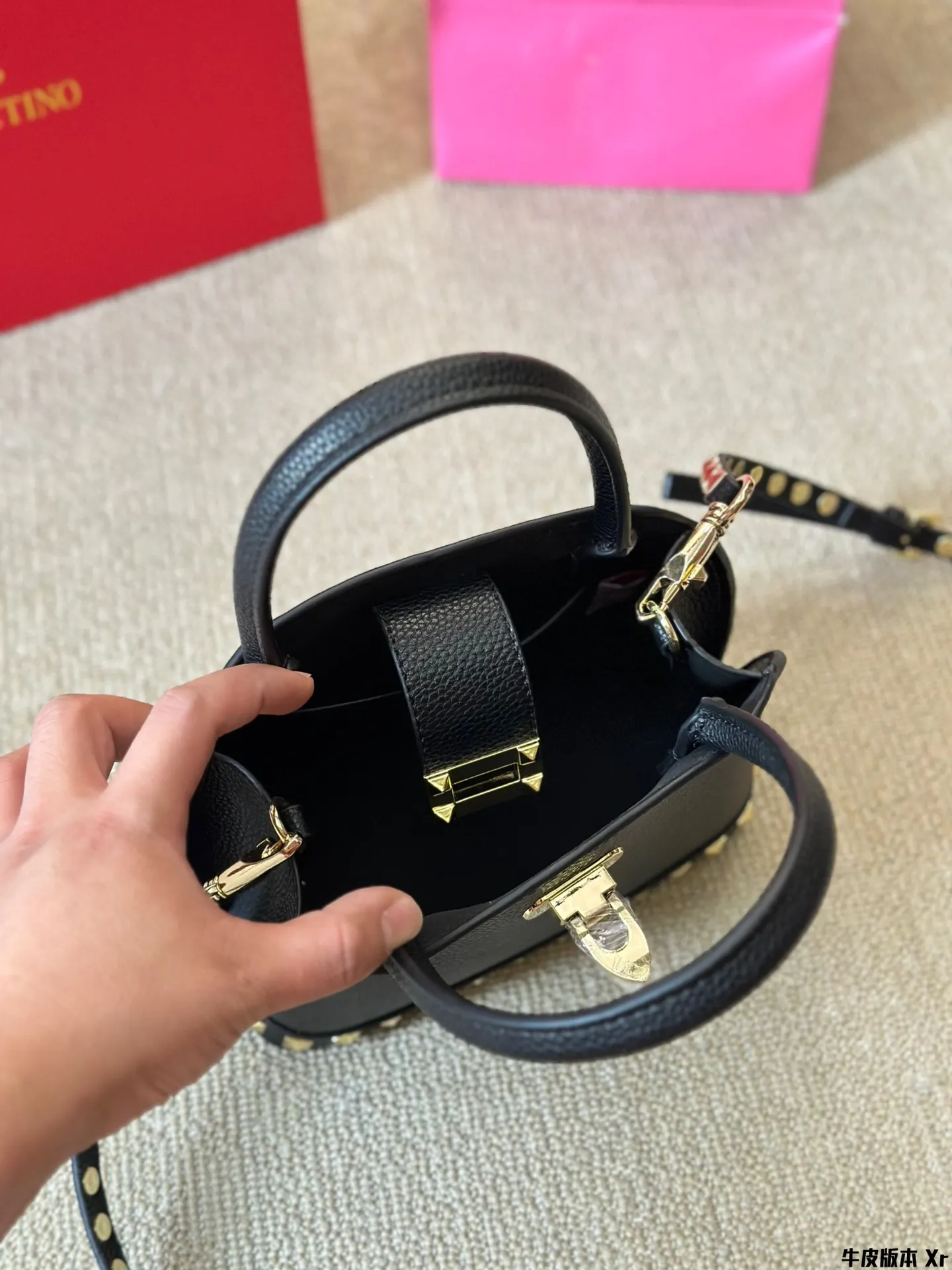 Cowhide version p370 VALENTINO Valentino women's Loco calfskin handbag crossbody bag new Rockstud Alcove accessories series iconic vlogo Signature avant-garde shape creates a unique and attractive charm. Folding gift box packaging size 22 16cm