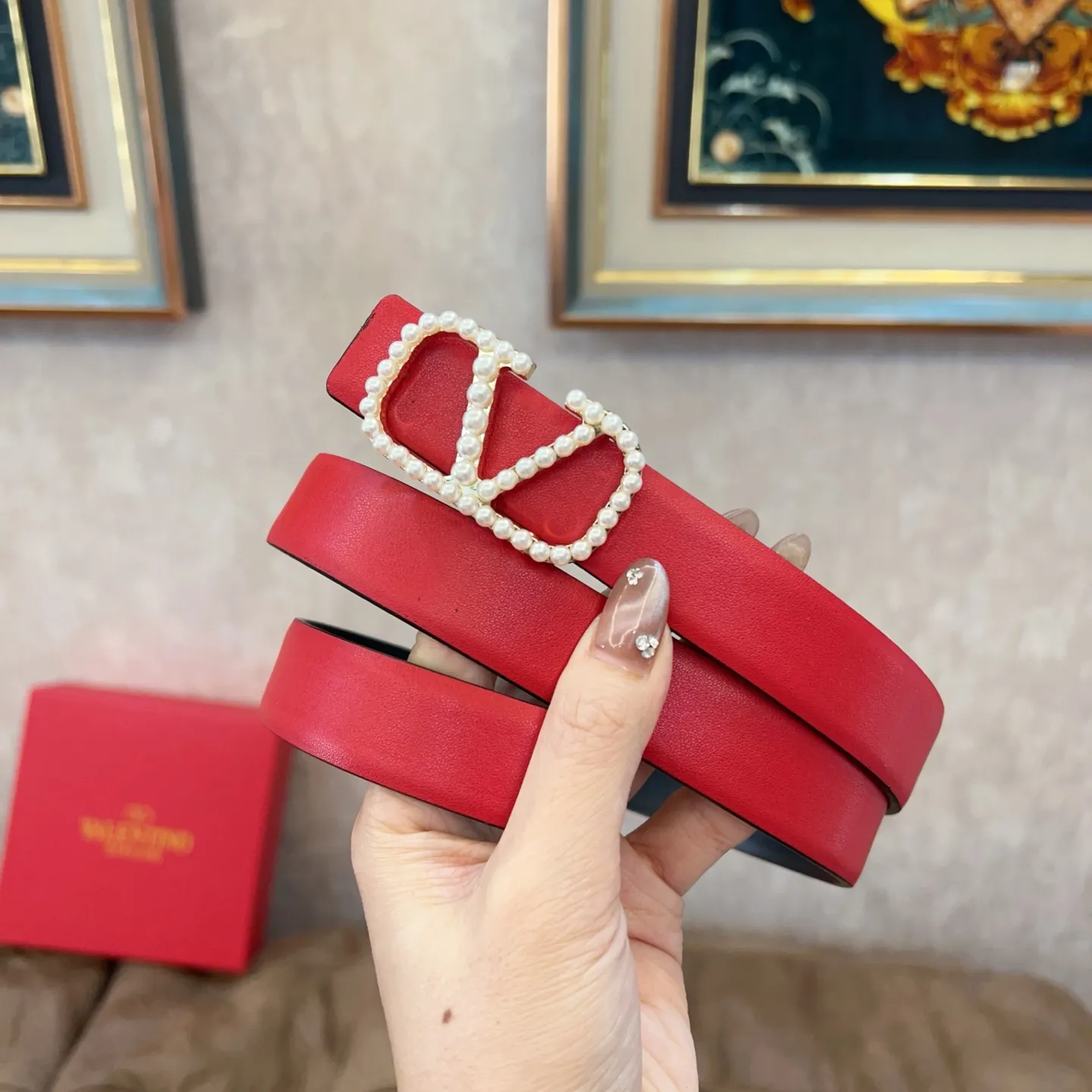 P180 Valentino classic letter series, the same style as the stars. Width 2.5CM. The hardware is made of classic cowhide leather fabric with logo. It can be worn on both sides! A non-contrasting belt! Goddess style and couple style! Fashion essentials for men and women [color][color][color]