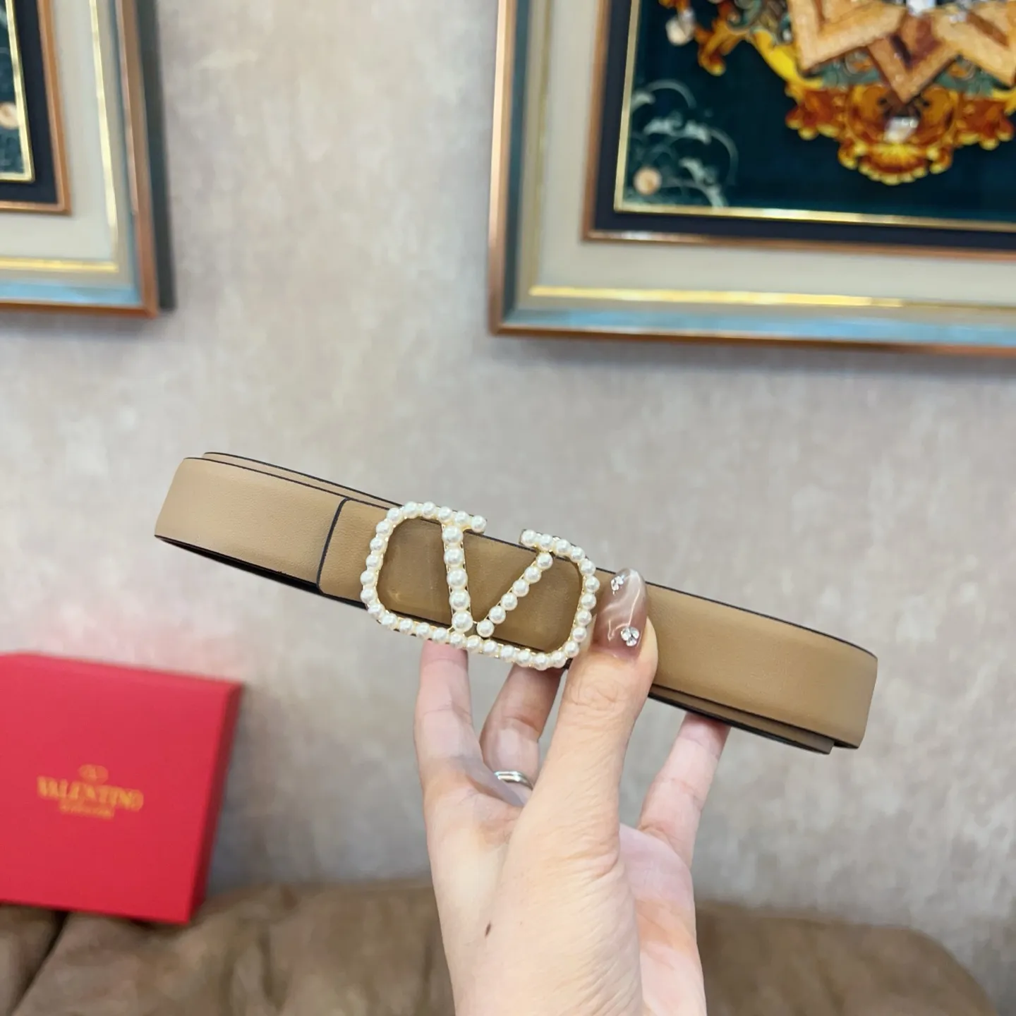 P180 Valentino classic letter series, the same style as the stars. Width 2.5CM. The hardware is made of classic cowhide leather fabric with logo. It can be worn on both sides! A non-contrasting belt! Goddess style and couple style! Fashion essentials for men and women [color][color][color]