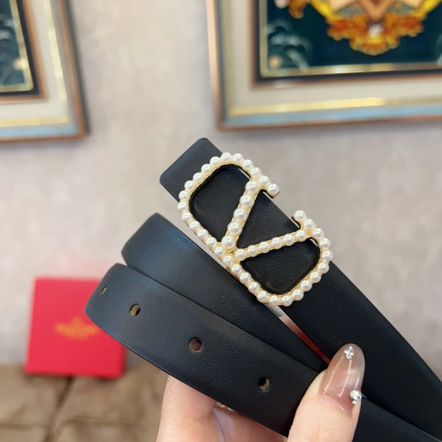 P180 Valentino classic letter series, the same style as the stars. Width 2.5CM. The hardware is made of classic cowhide leather fabric with logo. It can be worn on both sides! A non-contrasting belt! Goddess style and couple style! Fashion essentials for men and women [color][color][color]