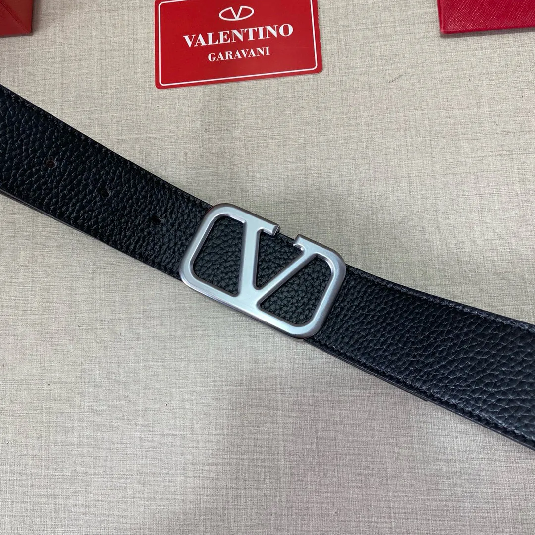 ✈️🇮🇹Brand: Valentino Valevtlo P150 ✈️🇮🇹Grade: 🚢Original private goods. Customized first-layer cowhide, sold at counters🈶️, comparable to genuine products! Exquisite oil edges, computer stitching, soft hand feel. No modifications in real photos. The upper body effect is super good, and the length can be cut. Comes with a full set of packaging at the counter. The first choice for gifting. Free eye injection ✈️🇮🇹Button: Guangzhou original hardware ✈️🇮🇹Length: 100-125cm 3.8cm specifications ✈️🇮🇹Color: black