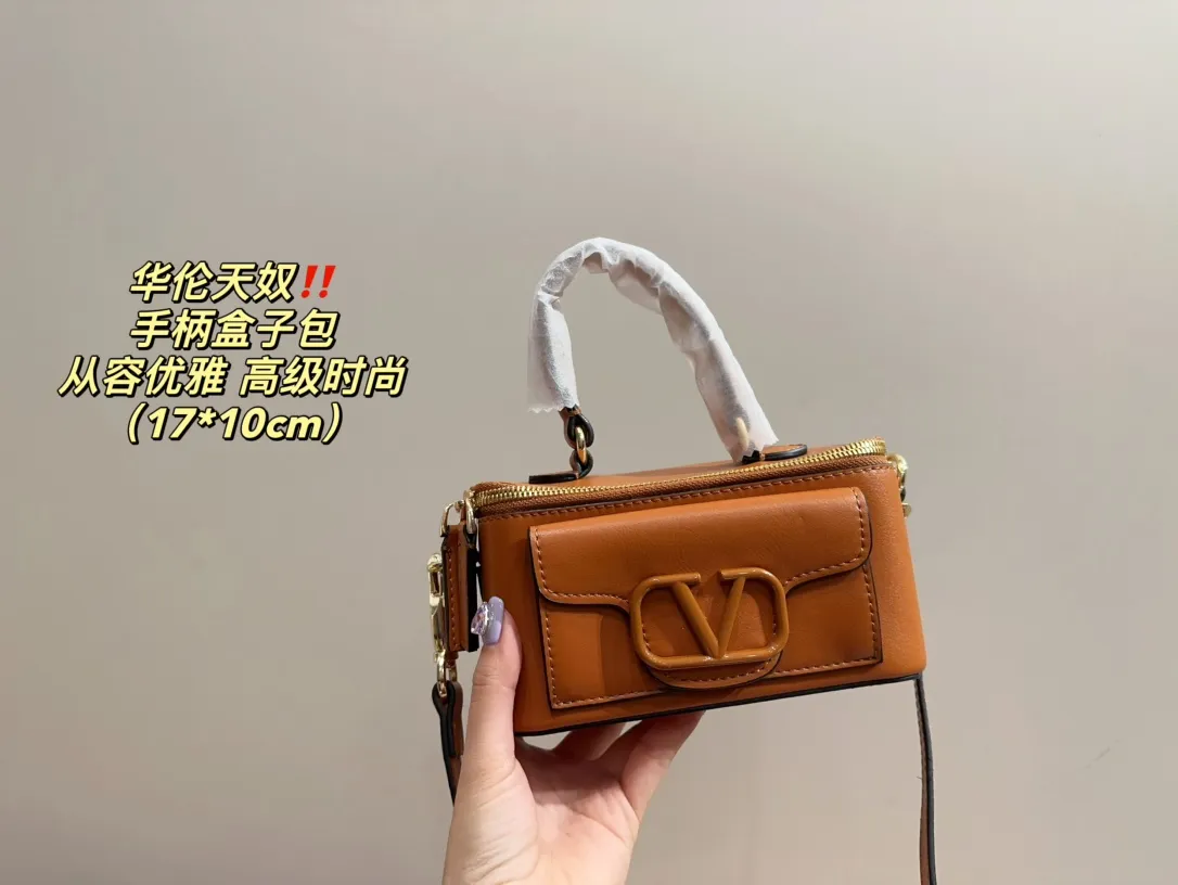P270 comes with box ⚠️Size 17.10 Valentino handle box bag. It’s fashionable and easy to handle. It doesn’t look old-fashioned and goes well with it. And Dan’s beauty and temperament have such a high bonus~ I love this calmness and elegance.