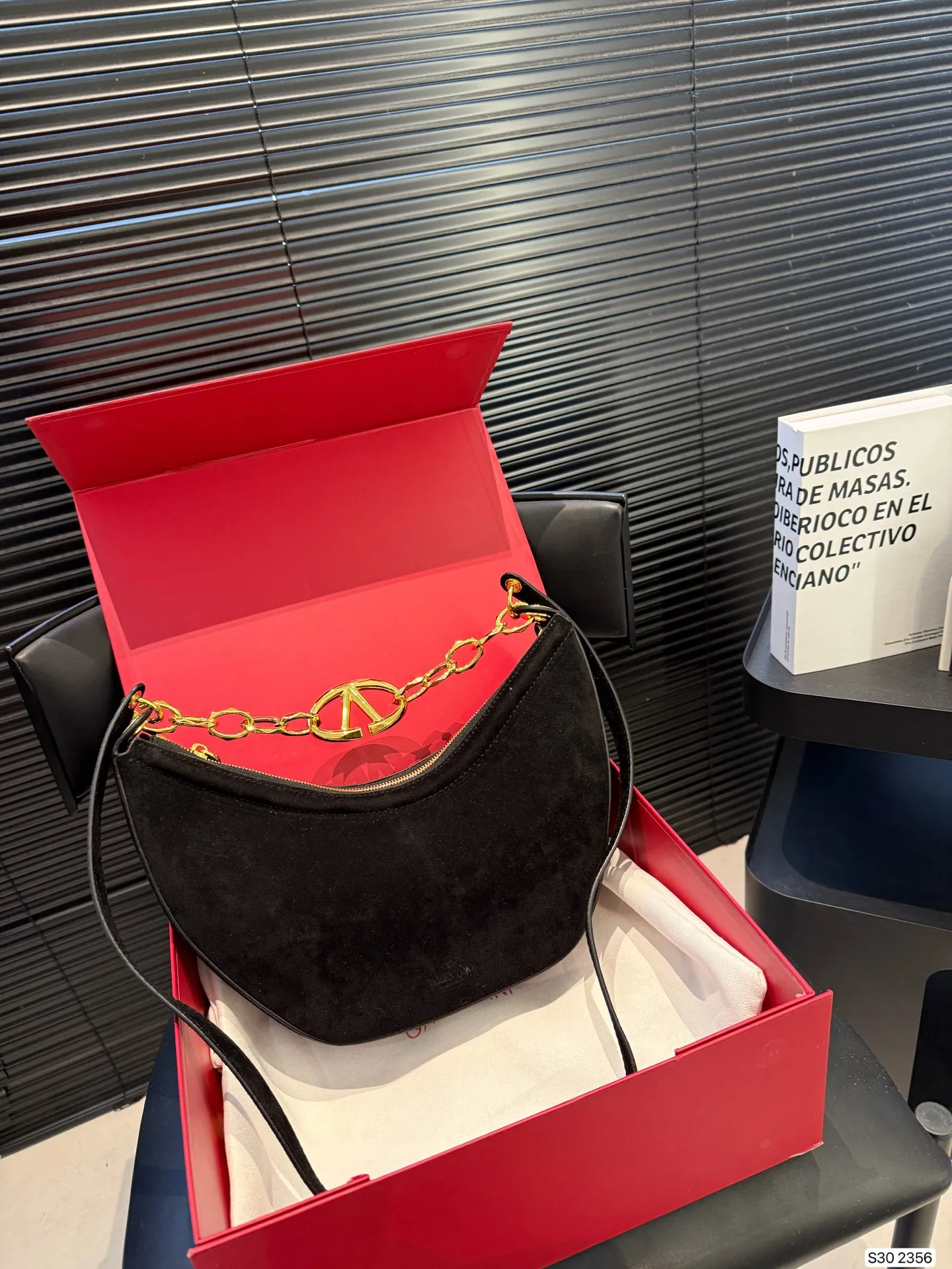 P400 with folding box Valentino has a retro feel, high-end yet elegant, super atmospheric, suitable for commuting, casual, and dating. Size 20 15 Item No. 2356