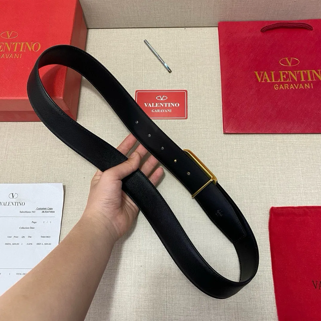 ✈️🇮🇹Brand: Valentino Valevtlo P160 ✈️🇮🇹Grade: 🚢Original private goods. Imported first-layer cowhide black bottom, sold at counters🈶️, comparable to genuine products! Exquisite oil edges, computer stitching, soft hand feel. No modifications in real photos. The upper body effect is super good, and the length can be cut. Comes with a full set of packaging at the counter. The first choice for gifting. Comes with eye needles. ✈️🇮🇹Button head: Guangzhou original buckle hardware ✈️🇮🇹Length: 100-125cm 3.8cm specifications ✈️🇮🇹Color: black