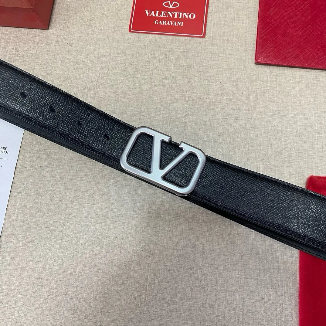✈️🇮🇹Brand: Valentino Valevtlo P160 ✈️🇮🇹Grade: 🚢Original private goods. Imported first-layer cowhide black bottom, sold at counters🈶️, comparable to genuine products! Exquisite oil edges, computer stitching, soft hand feel. No modifications in real photos. The upper body effect is super good, and the length can be cut. Comes with a full set of packaging at the counter. The first choice for gifting. Comes with eye needles. ✈️🇮🇹Button head: Guangzhou original buckle hardware ✈️🇮🇹Length: 100-125cm 3.8cm specifications ✈️🇮🇹Color: black