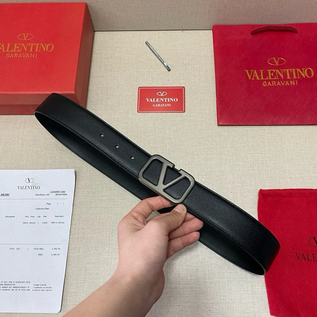 ✈️🇮🇹Brand: Valentino Valevtlo P160 ✈️🇮🇹Grade: 🚢Original private goods. Imported first-layer cowhide black bottom, sold at counters🈶️, comparable to genuine products! Exquisite oil edges, computer stitching, soft hand feel. No modifications in real photos. The upper body effect is super good, and the length can be cut. Comes with a full set of packaging at the counter. The first choice for gifting. Comes with eye needles. ✈️🇮🇹Button head: Guangzhou original buckle hardware ✈️🇮🇹Length: 100-125cm 3.8cm specifications ✈️🇮🇹Color: black