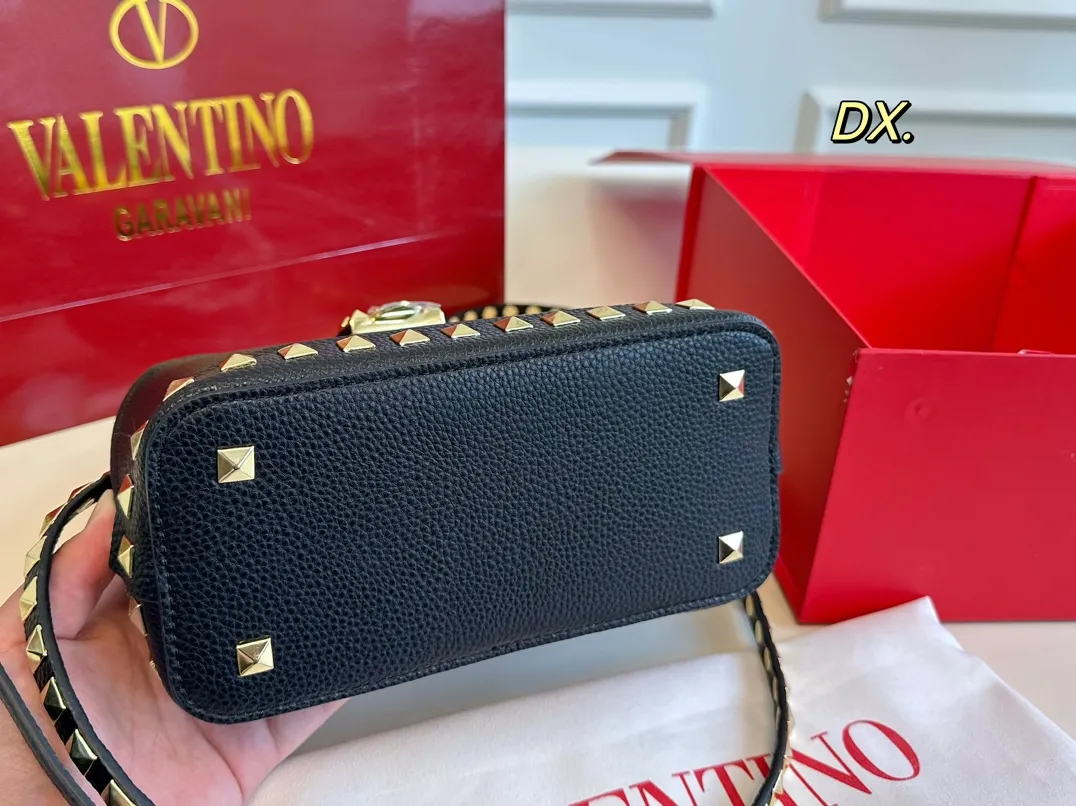 P360 (folding box) size: 21×16 VALENTINO Valentino rivet shell bag ❤️ The classic shell bag style is decorated with rivets ✔️ Good, fashionable and practical at the same time! The rivet decoration on the bottom is so high-end and full of details🈵️ Stable without losing the cool style✅