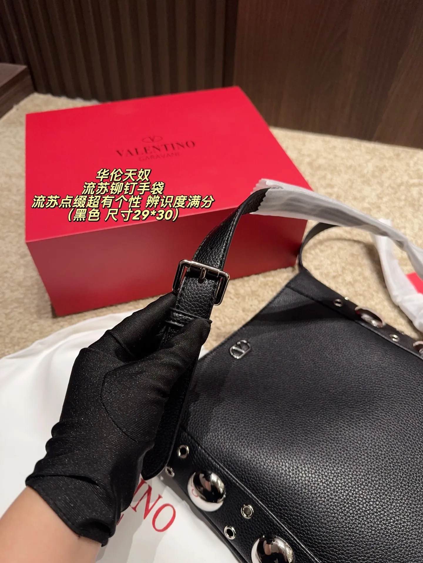 P480 comes with box⚠️Size 29*30 Valentino tassel rivet handbag. The tassel embellishment is super personalized! The V-shaped logo on the front is super classic and highly recognizable. The shoulder strap is adjustable, so it can be carried by hand or carried on the shoulder. It has a large capacity and can hold daily small items for commuting and traveling. The rivets and tassel design make the bag more layered, and it looks great with simple or retro styles. It is practical and fashionable, and can easily enhance the quality of your outfit!