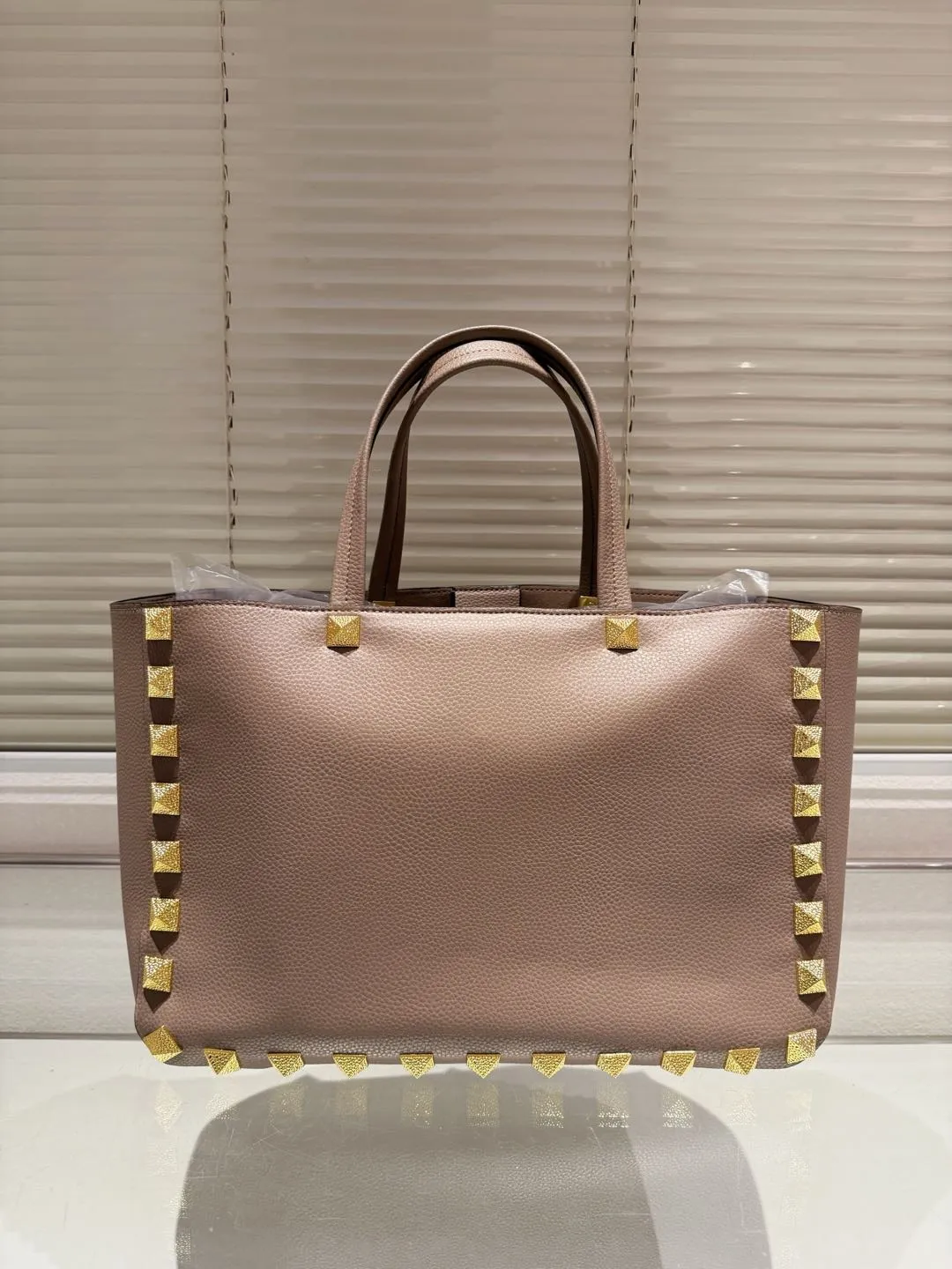 P560 cowhide Valentino VALENTINO women's tote bag Valentino Letter Bag Letter bag from Valentino. The new season has just arrived. Size 39.25