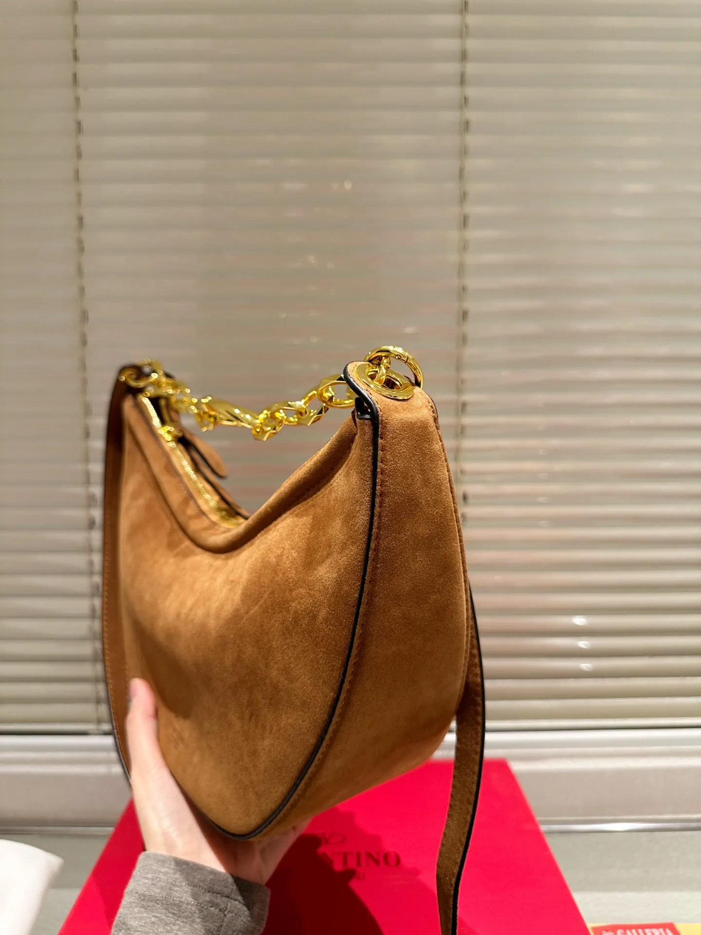 P400 comes with box suede size: 30 15cm Valentino new product! Who can resist this style? It’s totally okay to wear in spring, summer, autumn and winter~