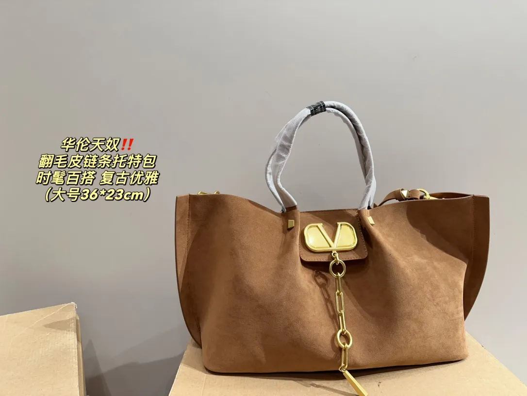 Large size P410⚠️Size 36.23 Small size P380⚠️Size 27.14 Valentino suede chain tote bag, fashionable and easy to match. It doesn’t look old-fashioned and goes well with Dandan’s beauty and temperament. The bonus is so high~ I love this calmness and elegance.