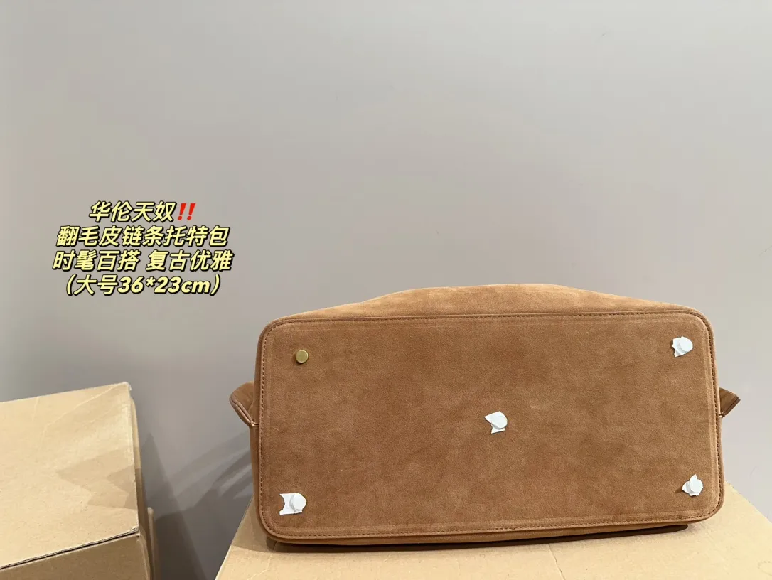 Large size P410⚠️Size 36.23 Small size P380⚠️Size 27.14 Valentino suede chain tote bag, fashionable and easy to match. It doesn’t look old-fashioned and goes well with Dandan’s beauty and temperament. The bonus is so high~ I love this calmness and elegance.