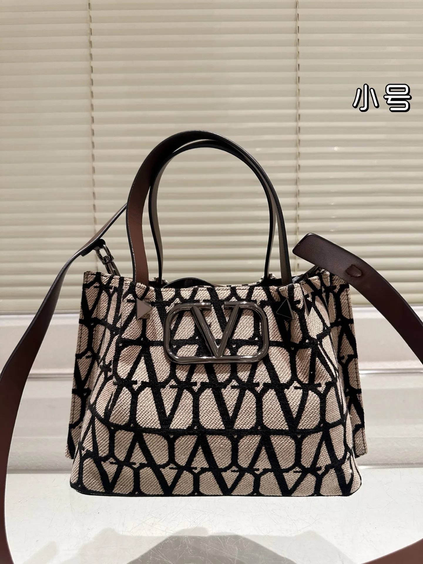 P380⚠️Size 25.16 Valentino handbag can be worn cross-body. It has a retro feel. It is high-end yet elegant. It has a great sense of atmosphere. It can be worn for commuting, leisure and dating.