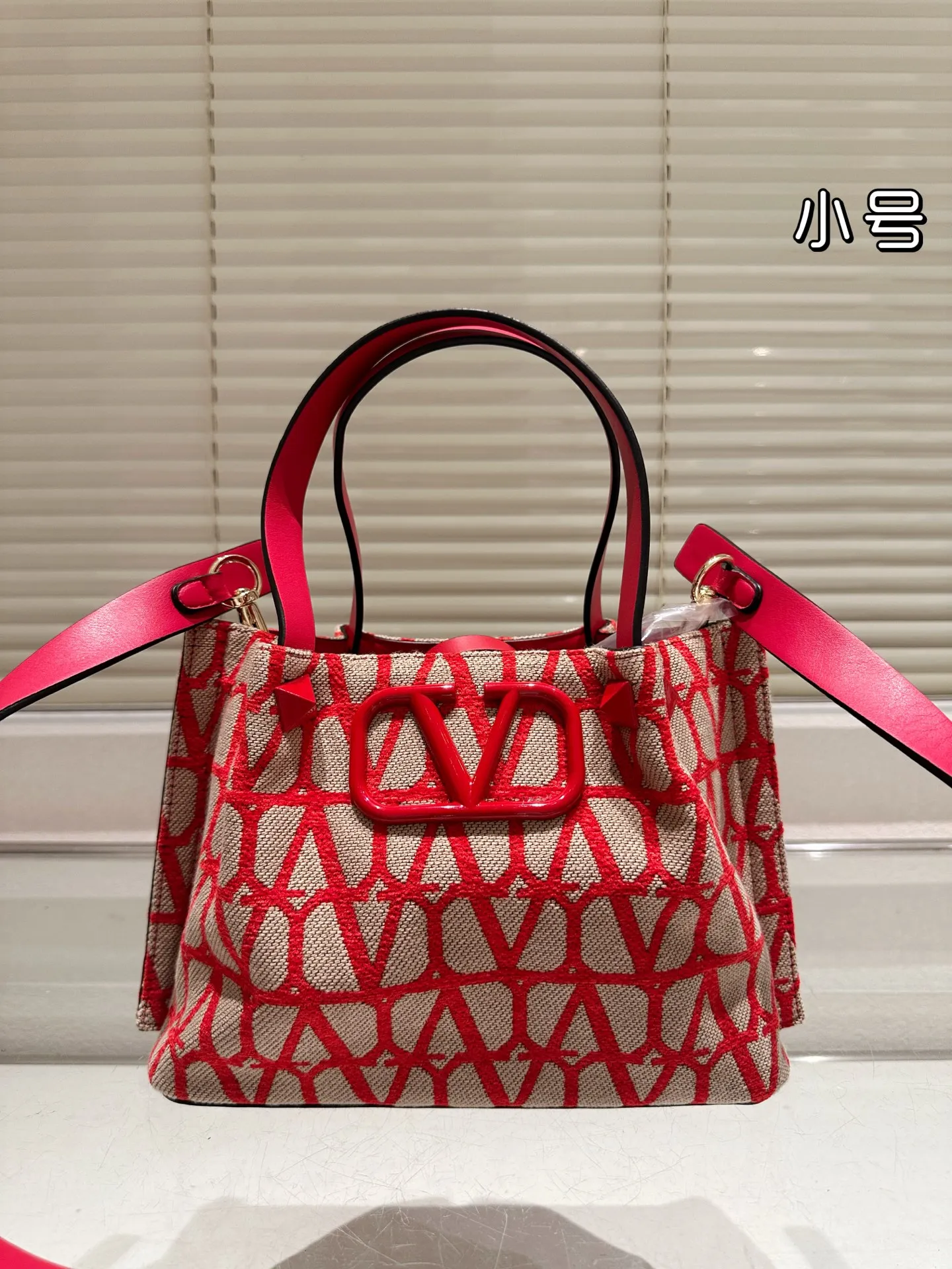 P380⚠️Size 25.16 Valentino handbag can be worn cross-body. It has a retro feel. It is high-end yet elegant. It has a great sense of atmosphere. It can be worn for commuting, leisure and dating.