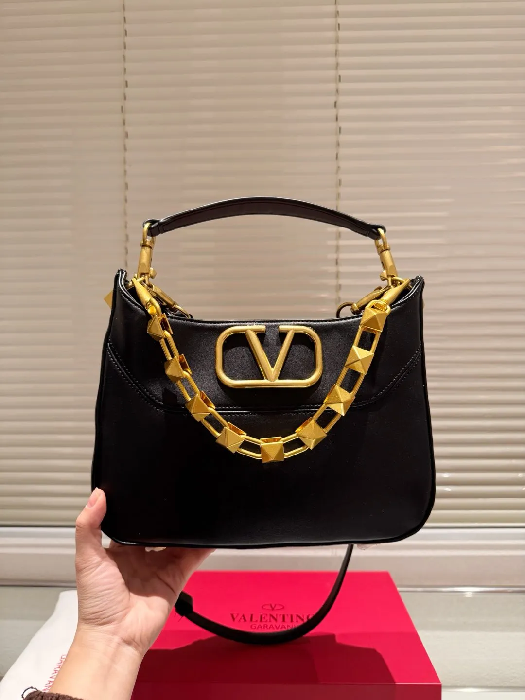 P400 Comes with box ⚠️Size 28.22 Valentino VSLING handbag Unlocks fashion charm Can be salty or sweet The most beautiful girl on the street