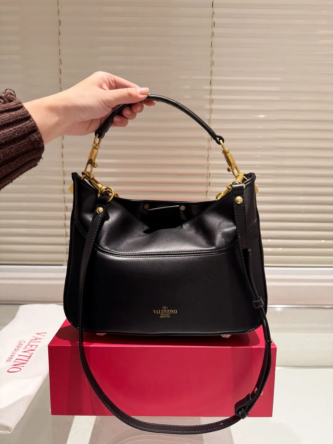 P400 Comes with box ⚠️Size 28.22 Valentino VSLING handbag Unlocks fashion charm Can be salty or sweet The most beautiful girl on the street