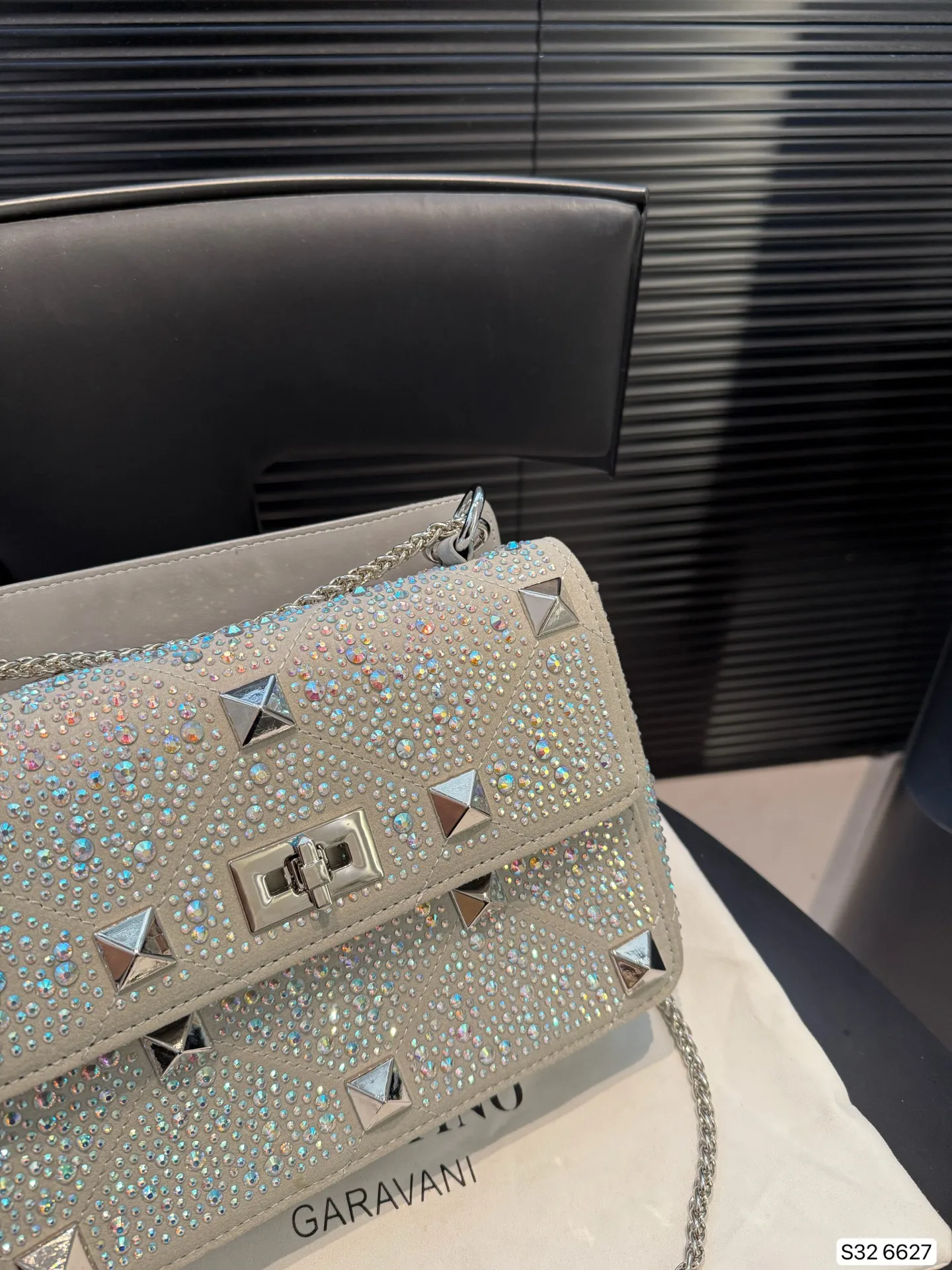 P420 with folding box Valentino rhinestone bag, versatile and fashionable, super good-looking, a must-have item for every trendy and cool girl/ Size: 24 17 Item No. 6627