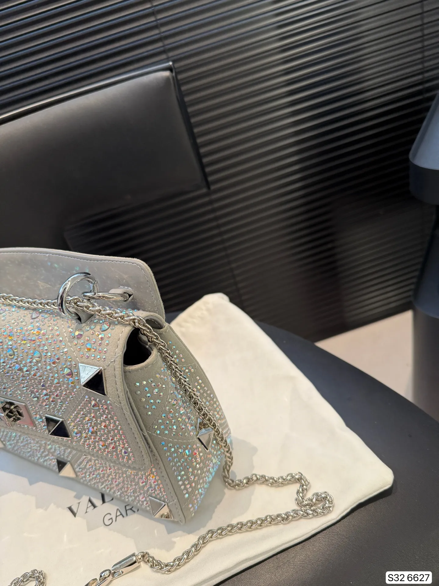 P420 with folding box Valentino rhinestone bag, versatile and fashionable, super good-looking, a must-have item for every trendy and cool girl/ Size: 24 17 Item No. 6627
