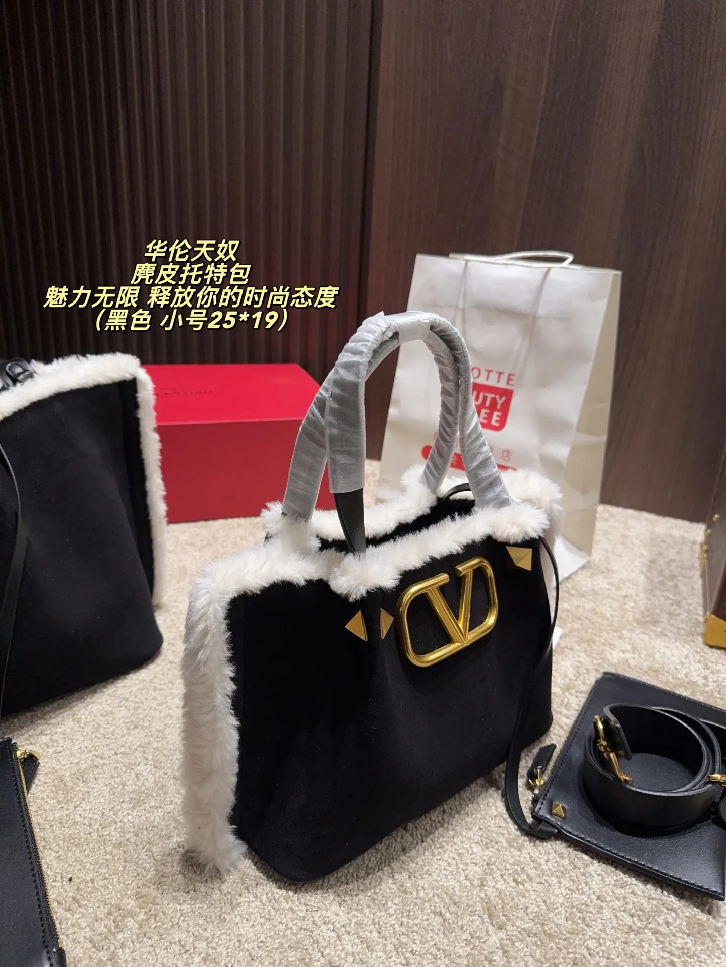 Large p460 without box ⚠️ size 37*24 Small size P450 without box ⚠️ size 25*19 Valentino suede tote bag has unlimited charm and unleashes your fashion attitude. It has a unique appearance and many cute colors to choose from. It is a fashion item not to be missed. Different from the softness of canvas bags, it creates a free and easy feeling when carried on the body. It is super textured and is loved by fashionistas.