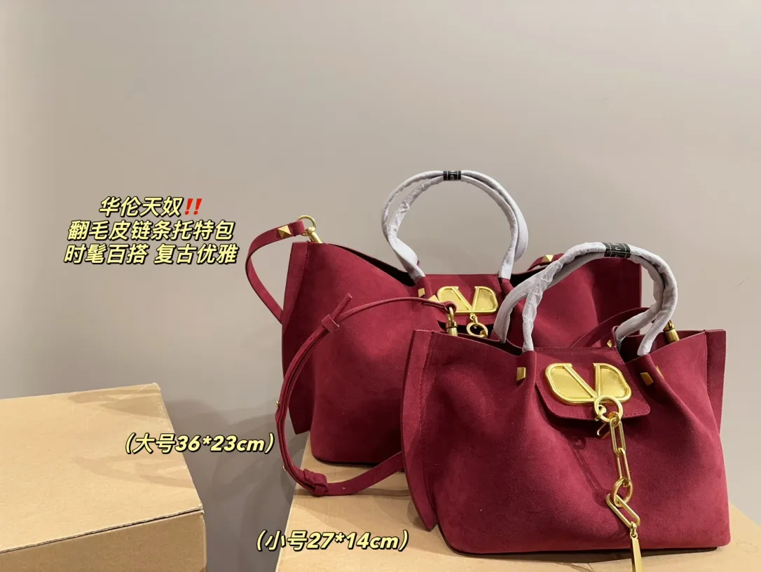Large size P410⚠️Size 36.23 Small size P380⚠️Size 27.14 Valentino suede chain tote bag, fashionable and easy to match. It doesn’t look old-fashioned and goes well with Dandan’s beauty and temperament. The bonus is so high~ I love this calmness and elegance.