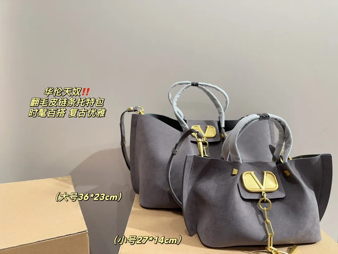Large size P410⚠️Size 36.23 Small size P380⚠️Size 27.14 Valentino suede chain tote bag, fashionable and easy to match. It doesn’t look old-fashioned and goes well with Dandan’s beauty and temperament. The bonus is so high~ I love this calmness and elegance.