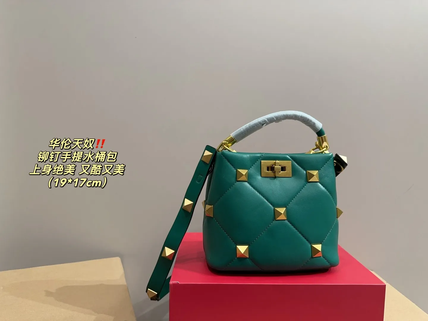 P370 comes with folding box ⚠️Size 19.17 Valentino plush portable bucket bag Exquisite and beautiful High-end elegance Easy to control, no matter the clothes or seasons Can be used all year round, can be salty or sweet Carry it on a tall girl, she has the temperament of a royal sister. Carry it on a small girl, it is a sweet girl