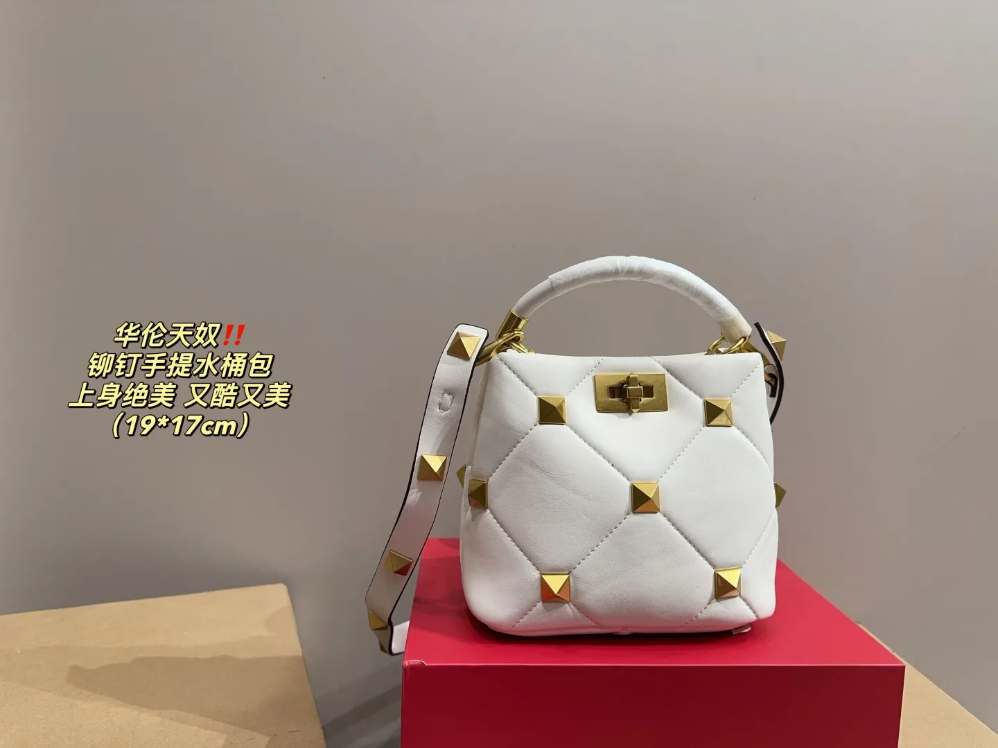 P370 comes with folding box ⚠️Size 19.17 Valentino plush portable bucket bag Exquisite and beautiful High-end elegance Easy to control, no matter the clothes or seasons Can be used all year round, can be salty or sweet Carry it on a tall girl, she has the temperament of a royal sister. Carry it on a small girl, it is a sweet girl