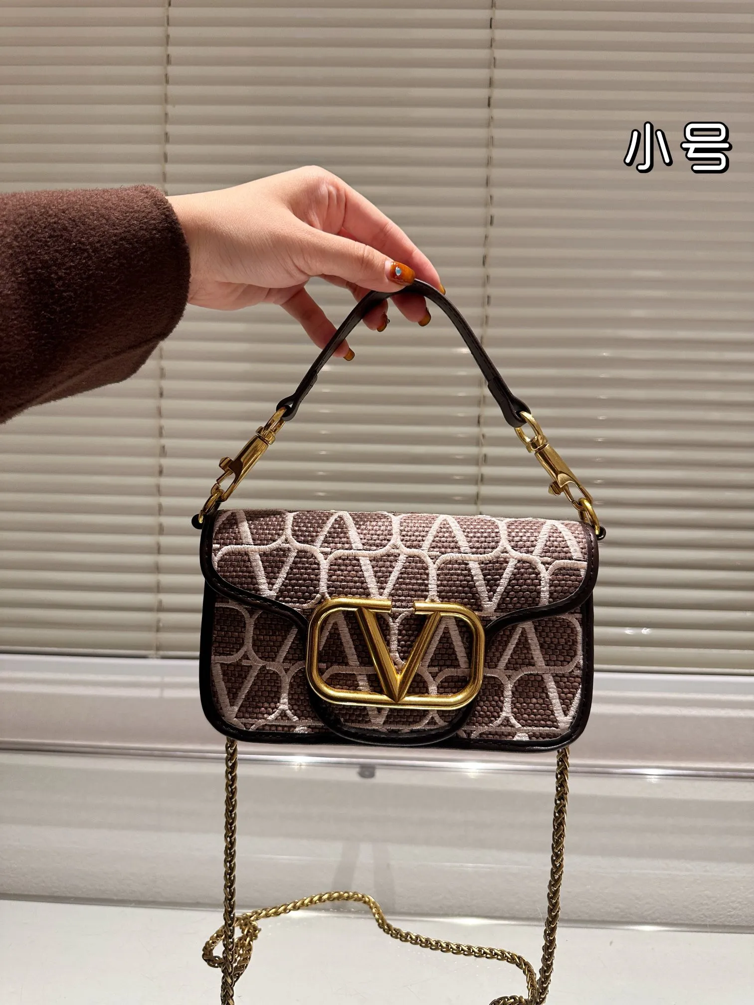 Large P380 Folding Box⚠️Size 26.11 Small P370 Folding Box⚠️Size 20.10 Valentino Loco Shoulder Bag Overflowing with a sense of luxury. This look is very versatile. No matter how you carry it, there is no pressure. Which girl can resist such a beautiful bag?