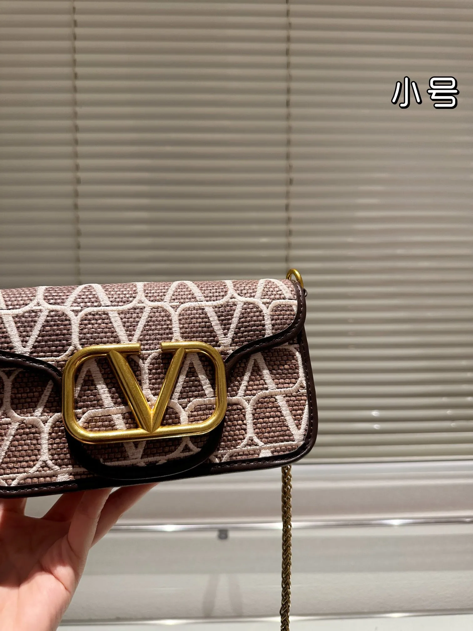 Large P380 Folding Box⚠️Size 26.11 Small P370 Folding Box⚠️Size 20.10 Valentino Loco Shoulder Bag Overflowing with a sense of luxury. This look is very versatile. No matter how you carry it, there is no pressure. Which girl can resist such a beautiful bag?