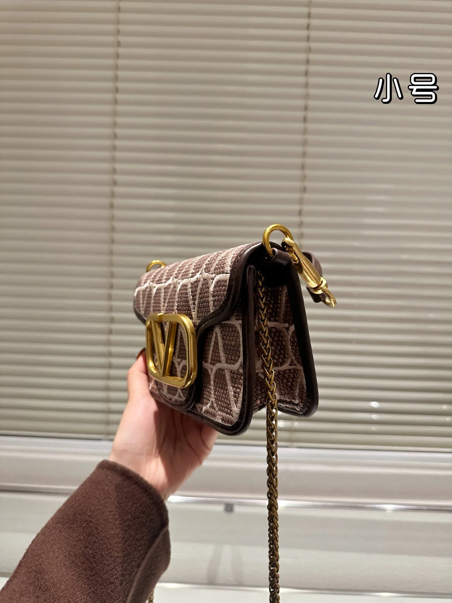 Large P380 Folding Box⚠️Size 26.11 Small P370 Folding Box⚠️Size 20.10 Valentino Loco Shoulder Bag Overflowing with a sense of luxury. This look is very versatile. No matter how you carry it, there is no pressure. Which girl can resist such a beautiful bag?
