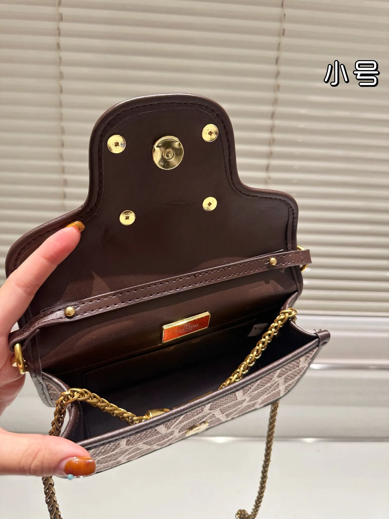 Large P380 Folding Box⚠️Size 26.11 Small P370 Folding Box⚠️Size 20.10 Valentino Loco Shoulder Bag Overflowing with a sense of luxury. This look is very versatile. No matter how you carry it, there is no pressure. Which girl can resist such a beautiful bag?