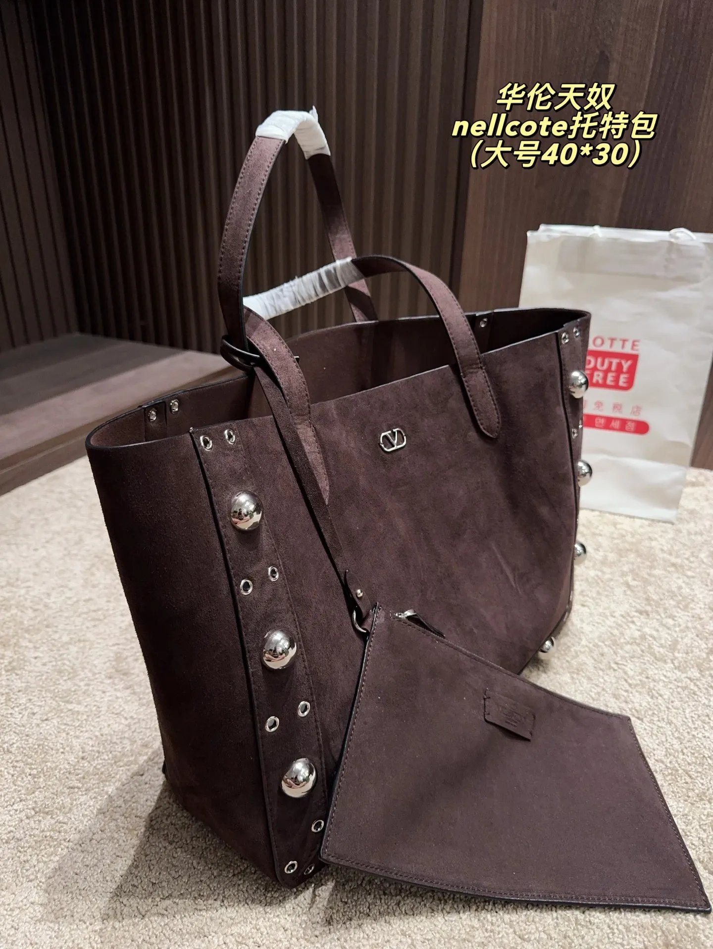 p360 comes with box⚠️Size 40*30 p480 comes with box⚠️Size 21*17 Valentino nellcote tote bag has a suede body, decorated with ball rivets and hollow details, balancing retro and fashionable. It can be freely switched between hand-carrying and shoulder-carrying, and combined with a detachable carrying bag, it combines practicality and fun.