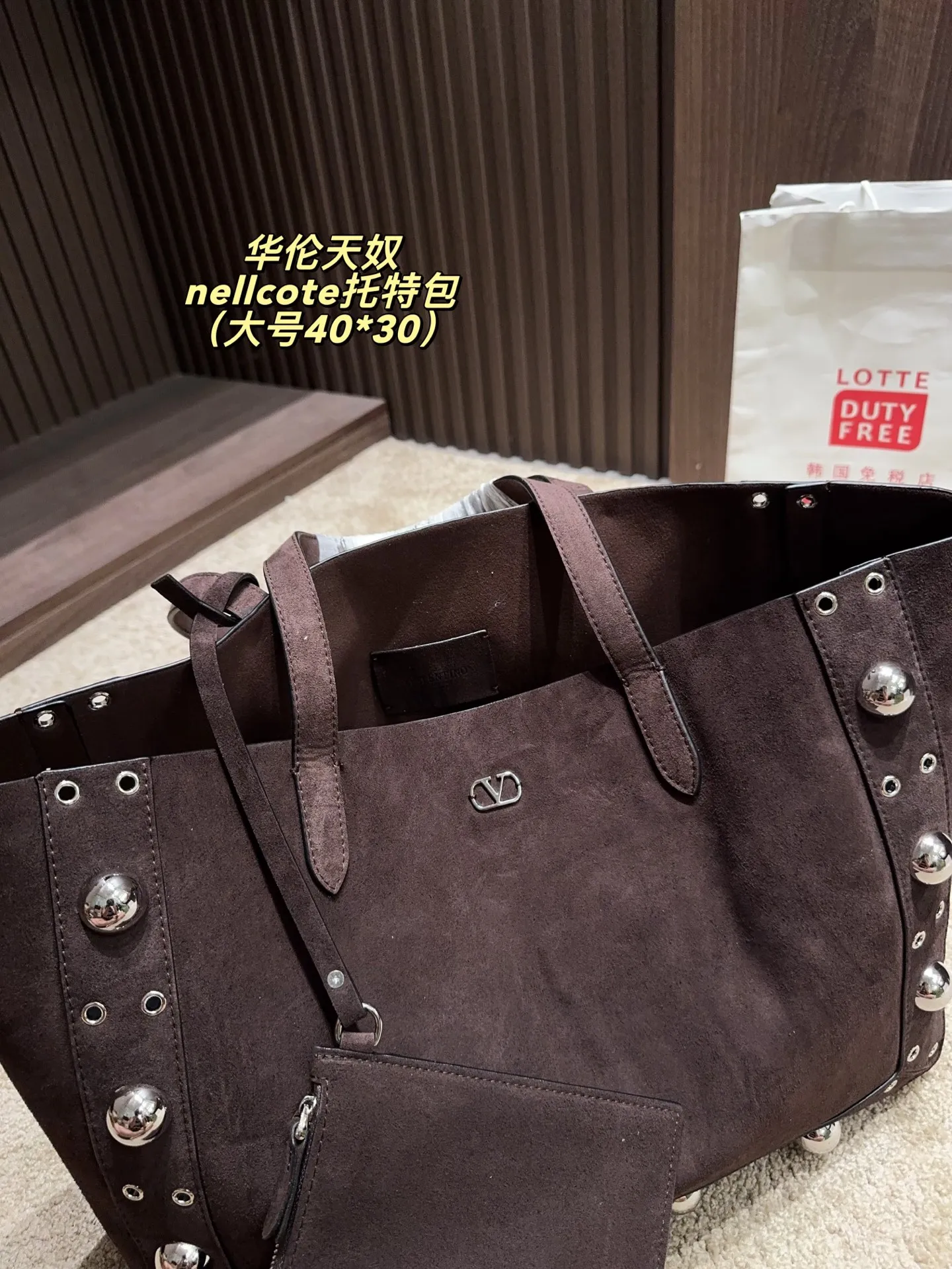 p360 comes with box⚠️Size 40*30 p480 comes with box⚠️Size 21*17 Valentino nellcote tote bag has a suede body, decorated with ball rivets and hollow details, balancing retro and fashionable. It can be freely switched between hand-carrying and shoulder-carrying, and combined with a detachable carrying bag, it combines practicality and fun.