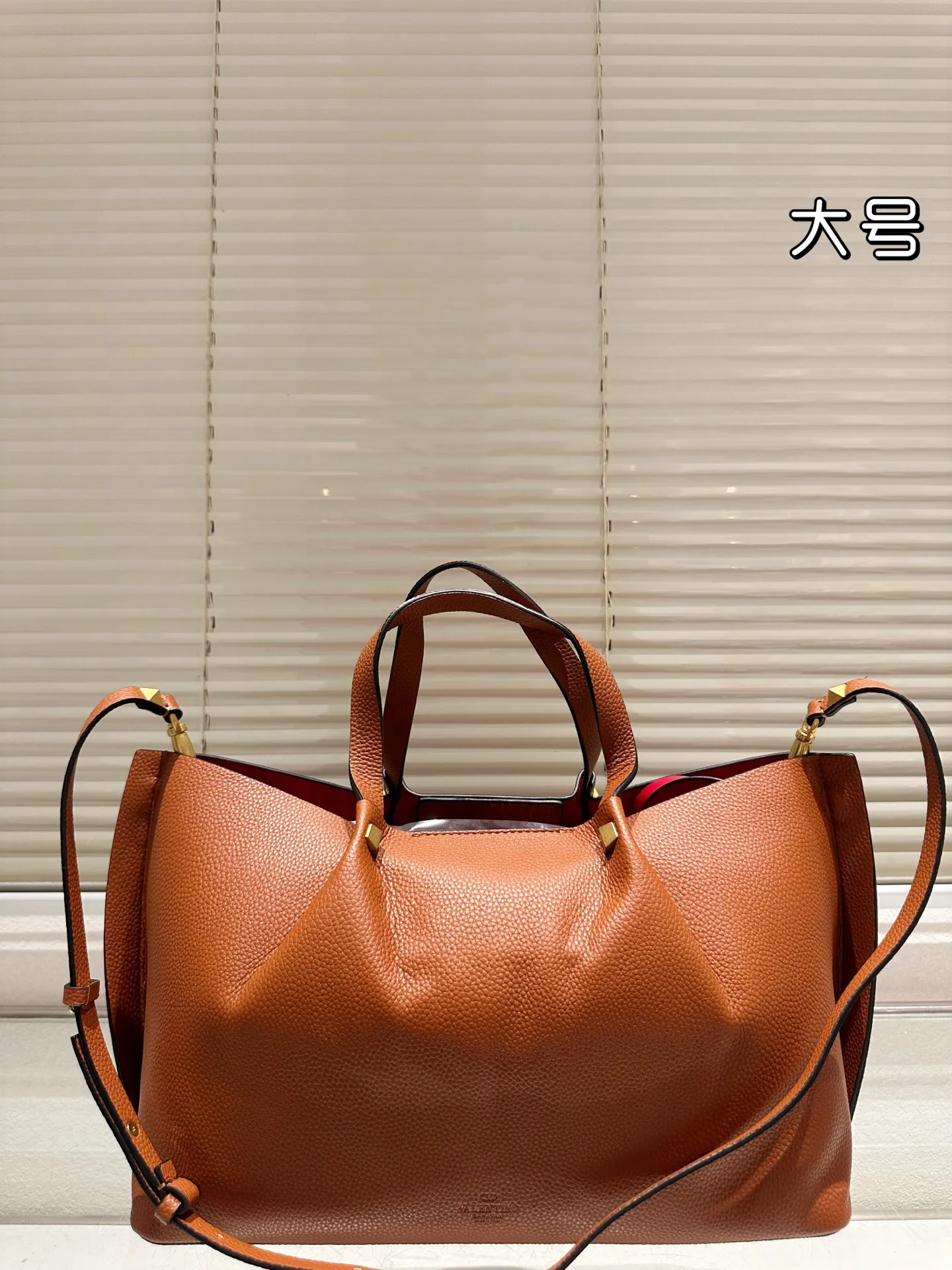 P380⚠️Size 37.24 Valentino handbag can be worn cross-body. It has a retro feel. It is high-end yet elegant. It has a great sense of atmosphere. It can be worn for commuting, leisure and dating.