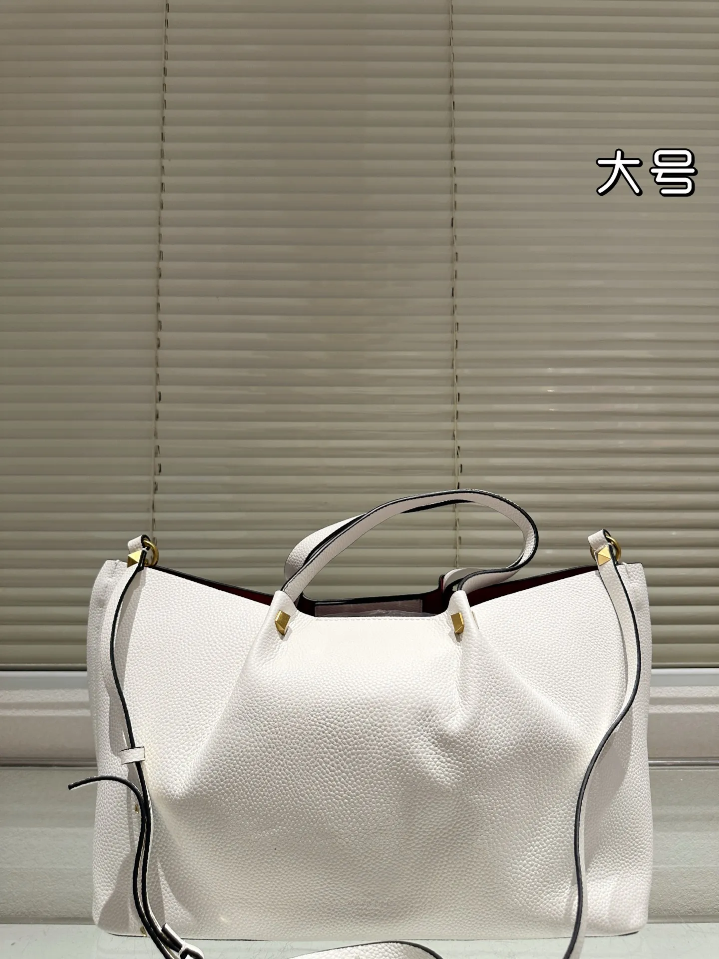 P380⚠️Size 37.24 Valentino handbag can be worn cross-body. It has a retro feel. It is high-end yet elegant. It has a great sense of atmosphere. It can be worn for commuting, leisure and dating.
