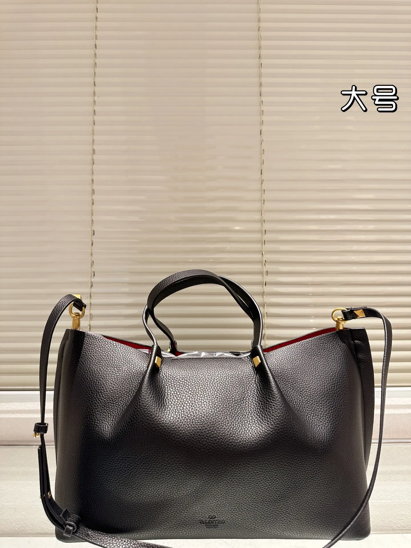P380⚠️Size 37.24 Valentino handbag can be worn cross-body. It has a retro feel. It is high-end yet elegant. It has a great sense of atmosphere. It can be worn for commuting, leisure and dating.