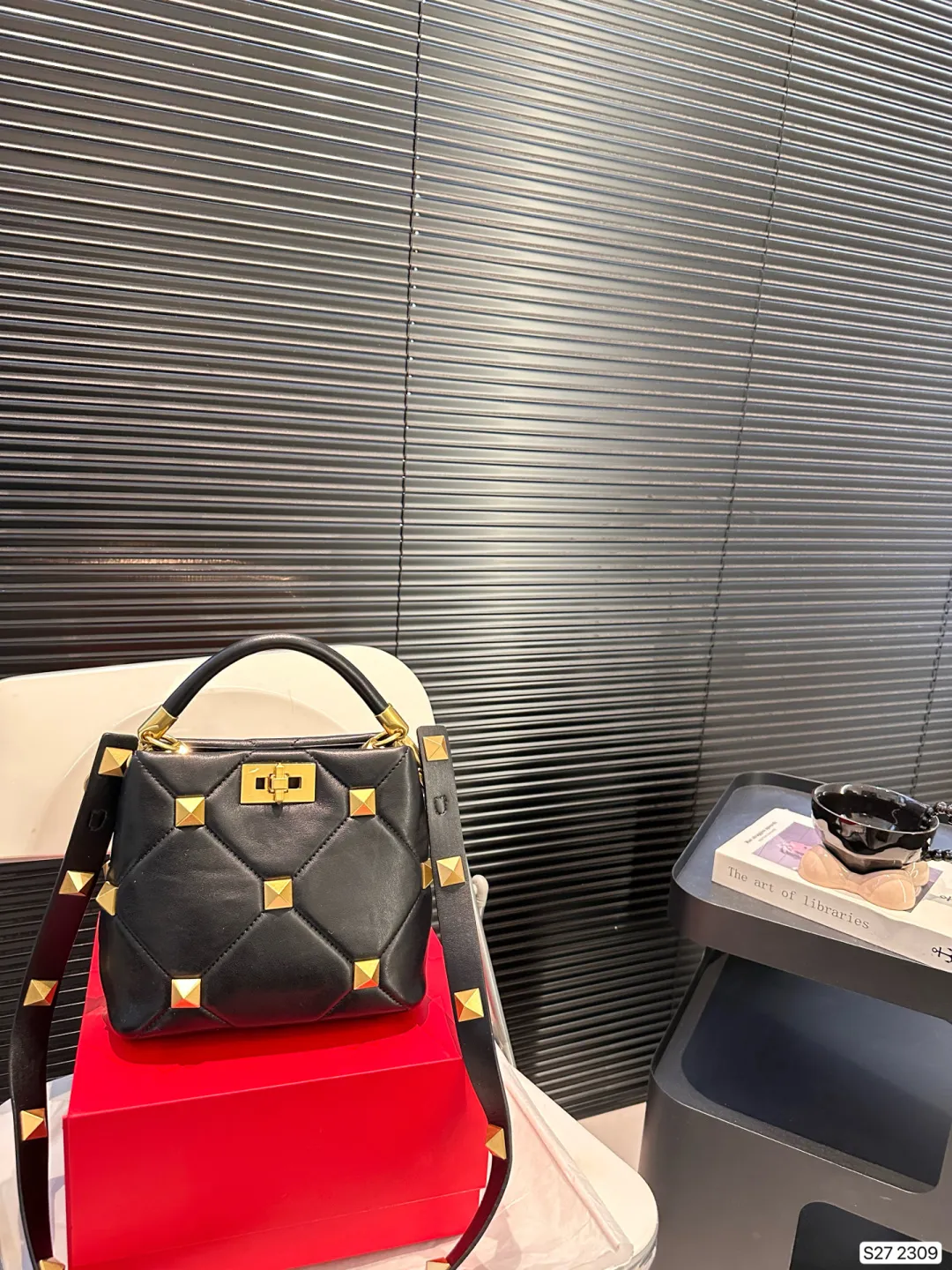 P370 comes with a folding box. Valentino bucket Valentino stud bag feels very gentle. The golden rivets add a touch of nobility. It looks small but has a large capacity. It is suitable for commuting and daily outings. Size: 20 18 Item No. 2309